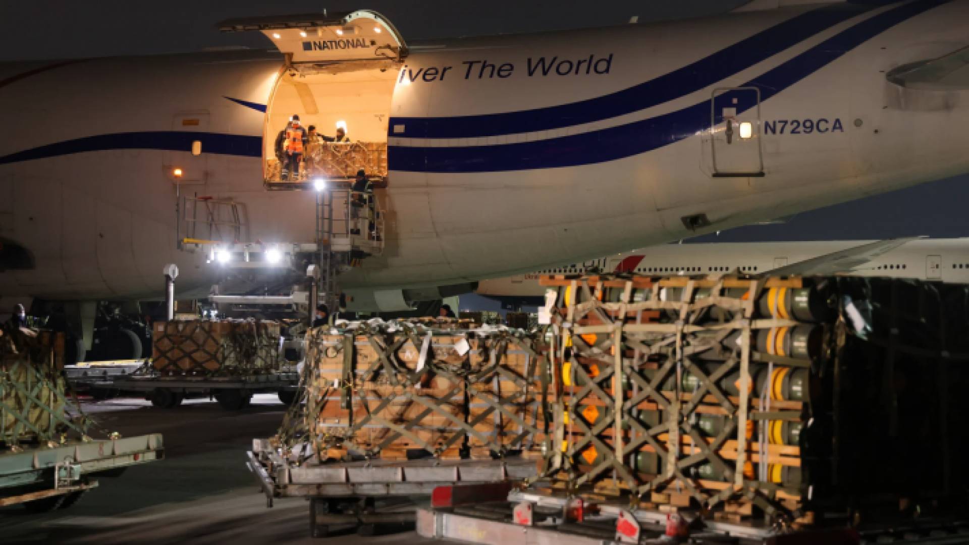 صورة مؤرشفة لمساعدات عسكرية أمريكية لأوكرانيا