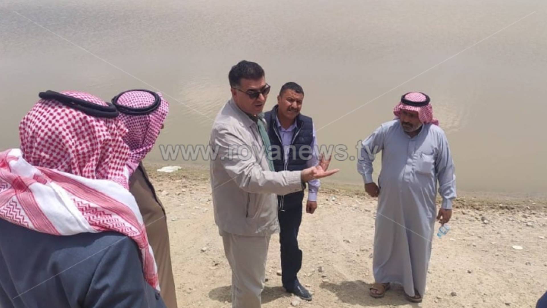 وزير الزراعة المهندس خالد الحنيفات خلال تفقده الحفائر الترابية في البادية الوسطى