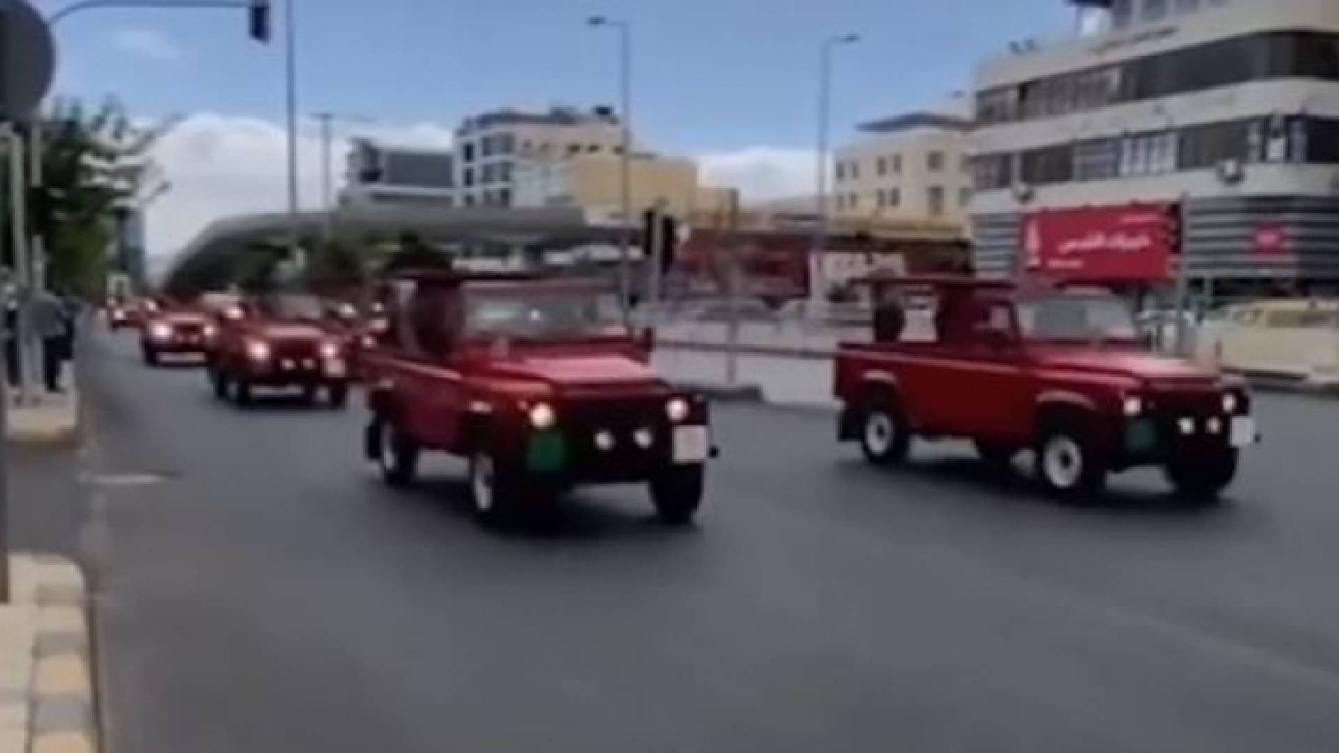 الصورة من الموكب الأحمر