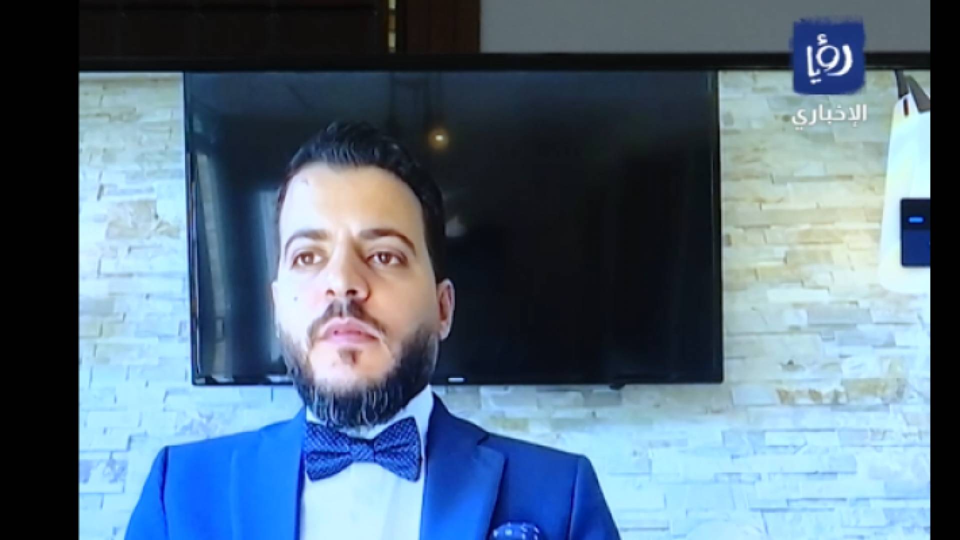 العريس عبر أحد تطبيقات الاتصال