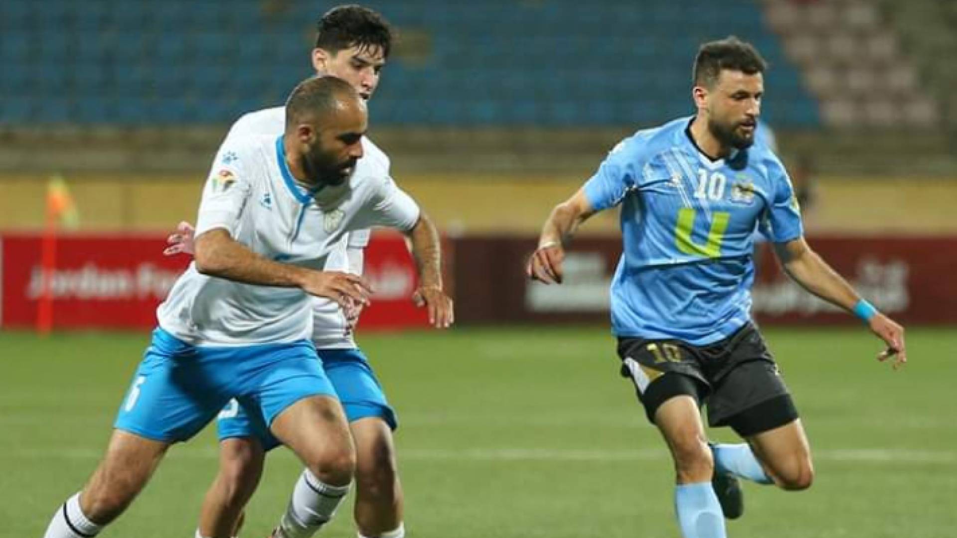 لاعبو الفيصلي والعقبة خلال المباراة التي جمعتهما على ملعب الأمير محمد