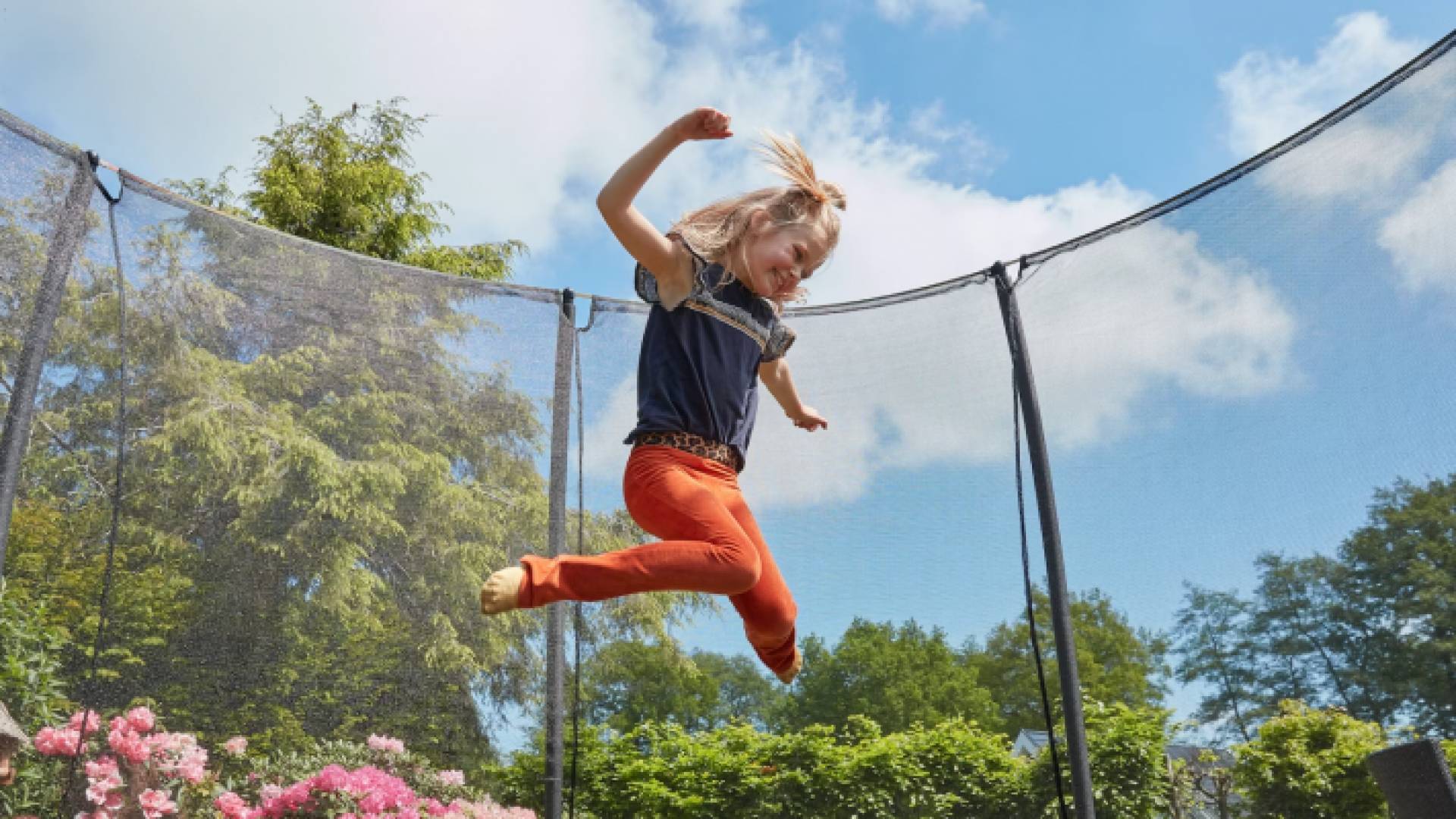 صورة تعبيرية لطفلة تلعب في "ترامبولين"