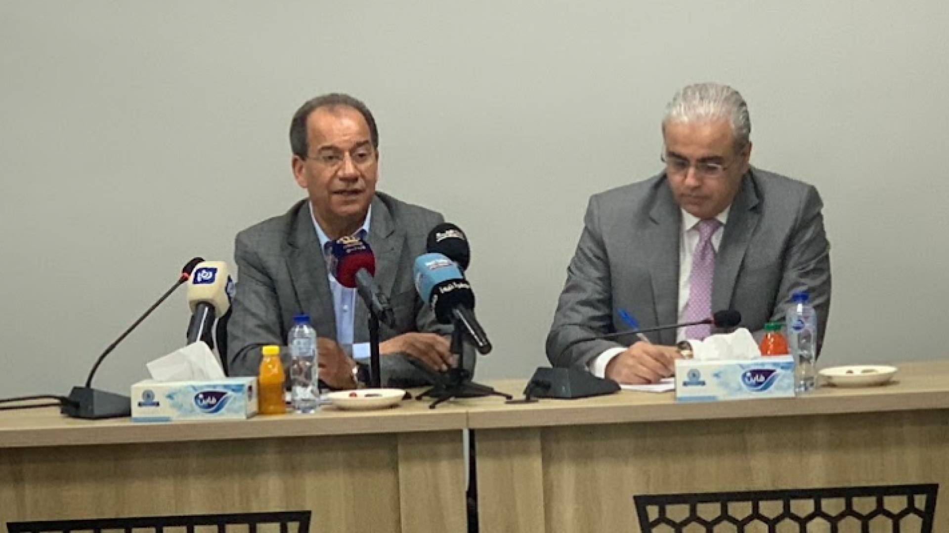 وزير الإعلام والناطق الرسمي باسم الحكومة فيصل الشبول خلال الجلسة الحوارية