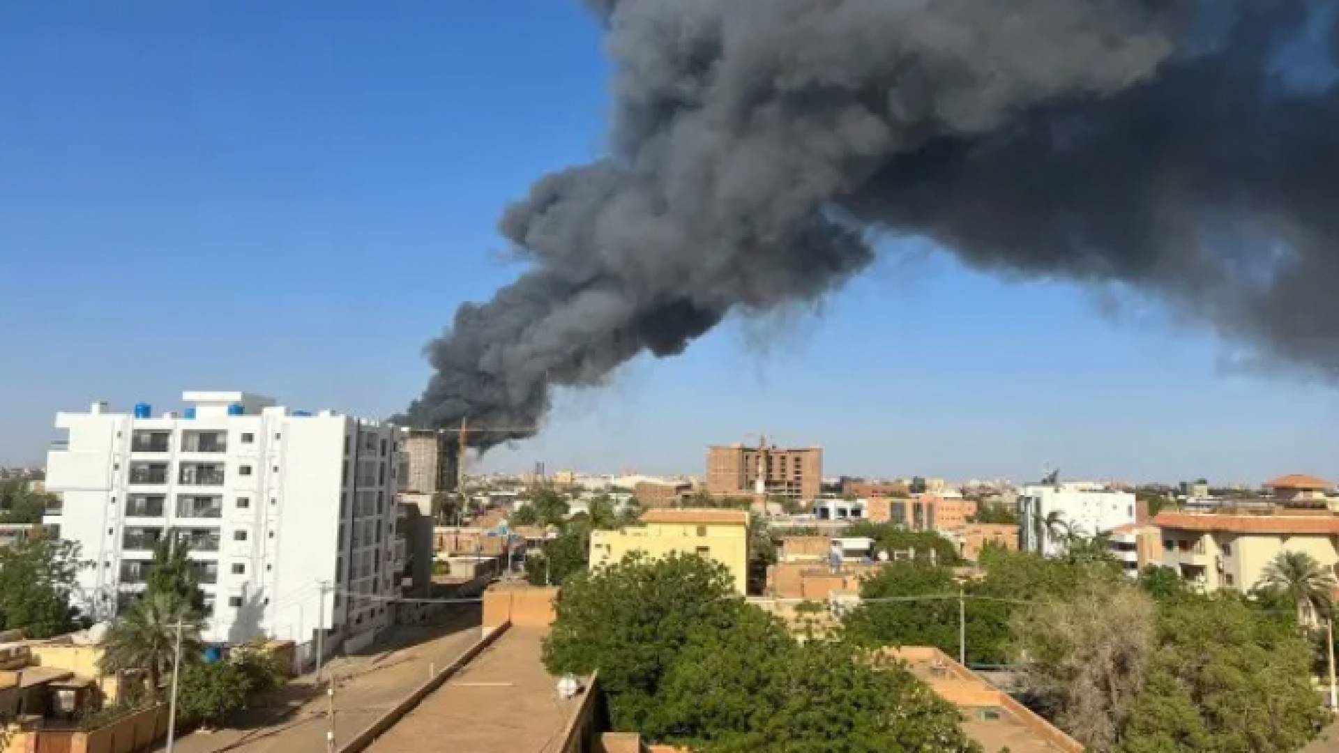أعمدة الدخان تتصاعد من مبان إثر الاشتباكات في السودان