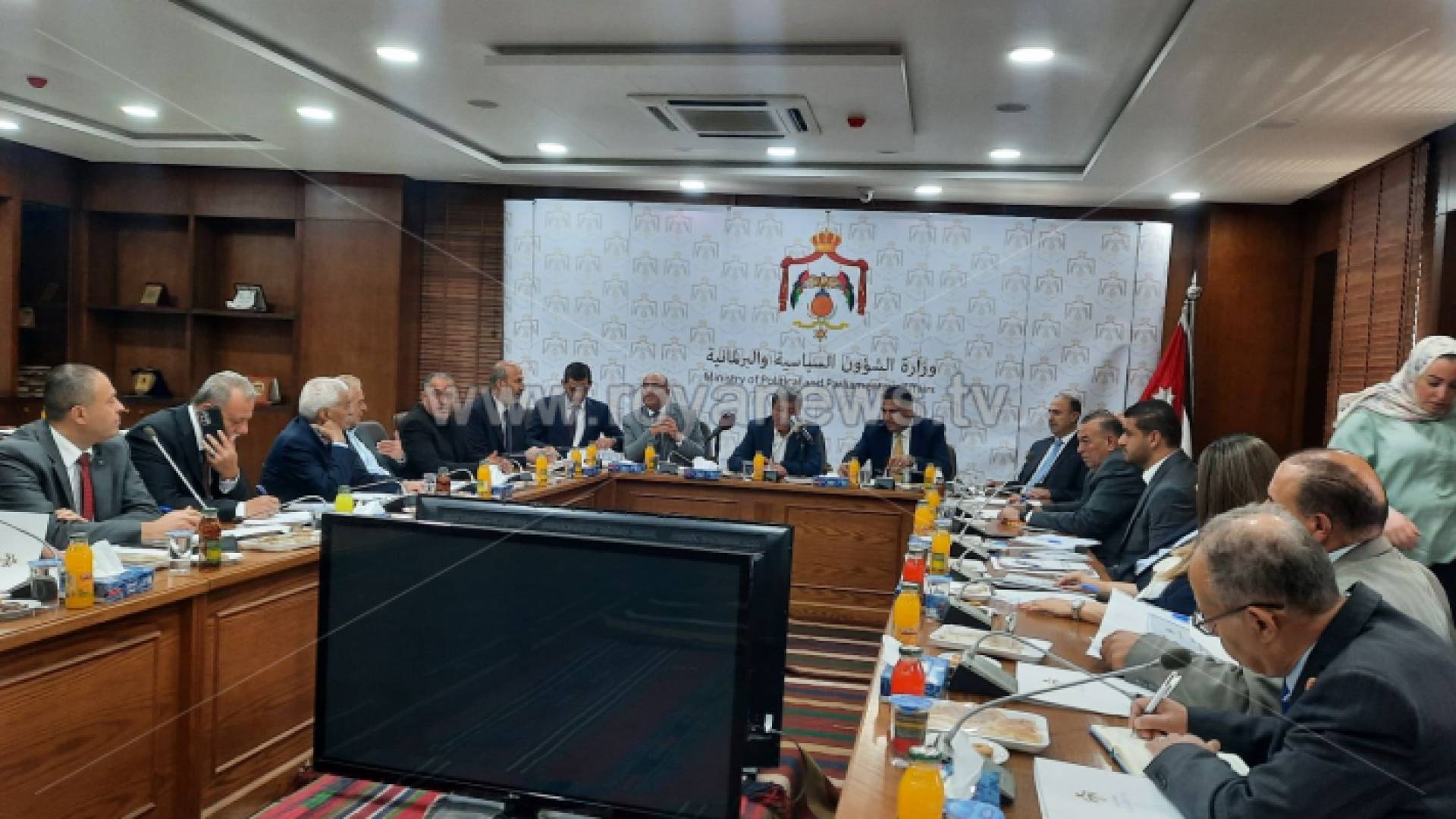 الوزير العزايزة خلال الاجتماع