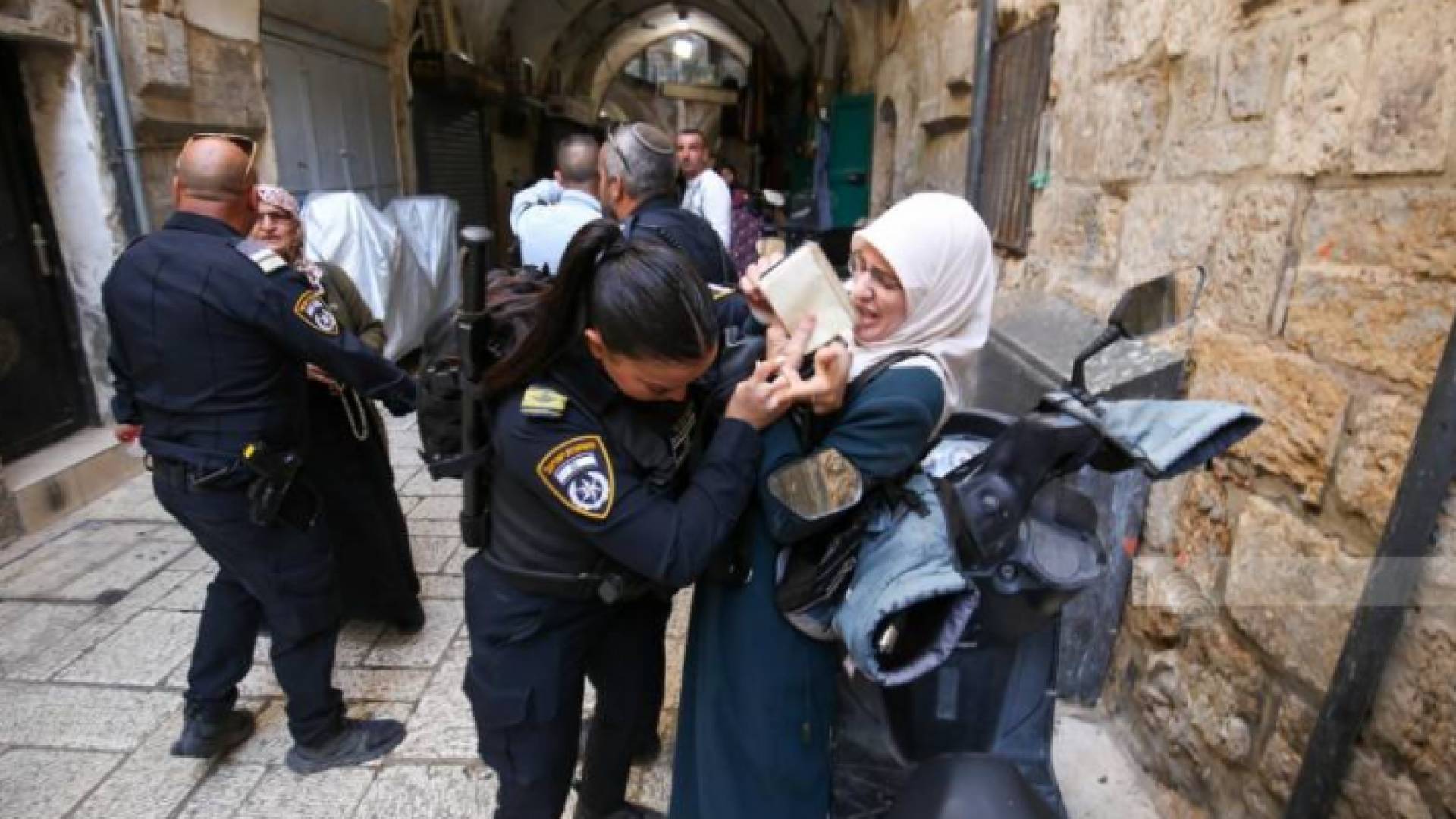 مجندة من جيش الاحتلال تعتدي على فلسطينية في البلدة القديمة بالقدس المحتلة