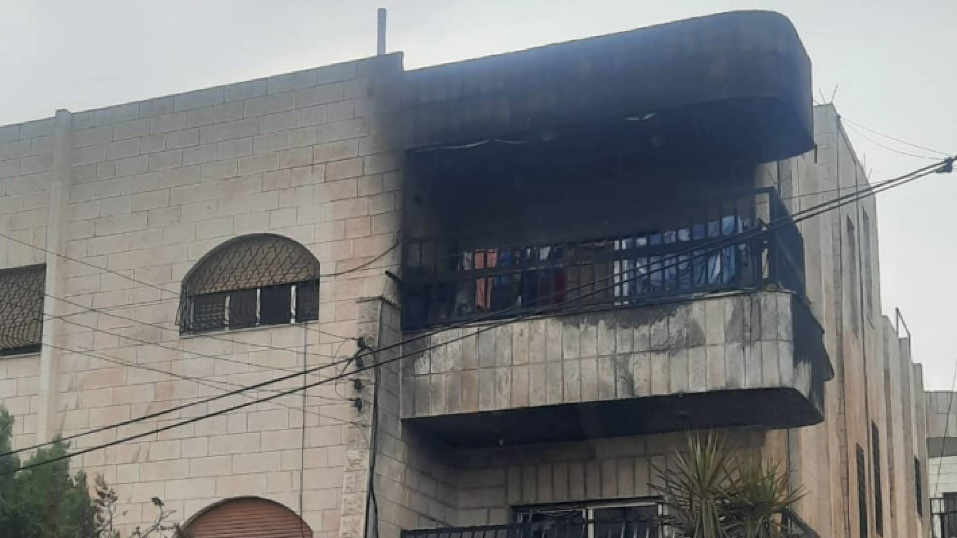 آثار حريق شب في شقتين في الطابق الأول والطابق الثاني