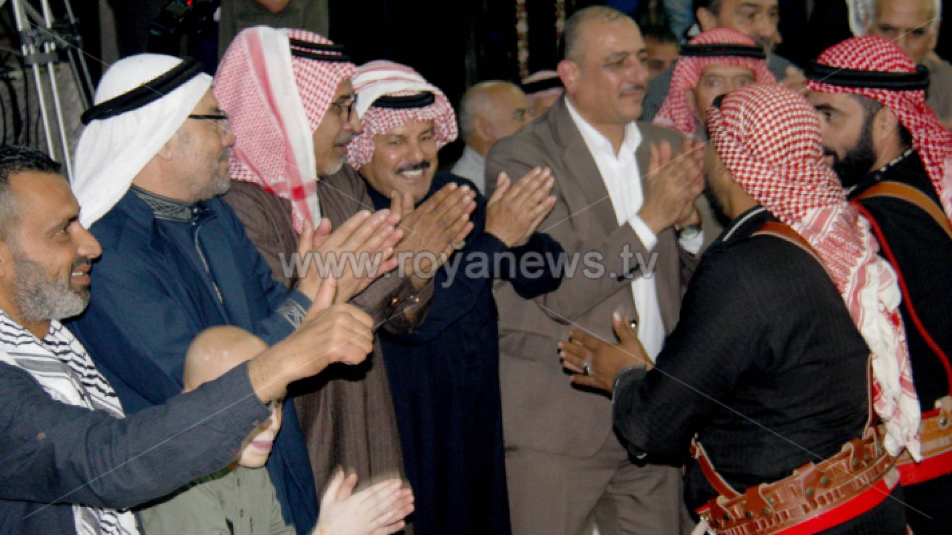 أبناء مخيم الوحدات خلال احتفالهم بزفاف ولي العهد