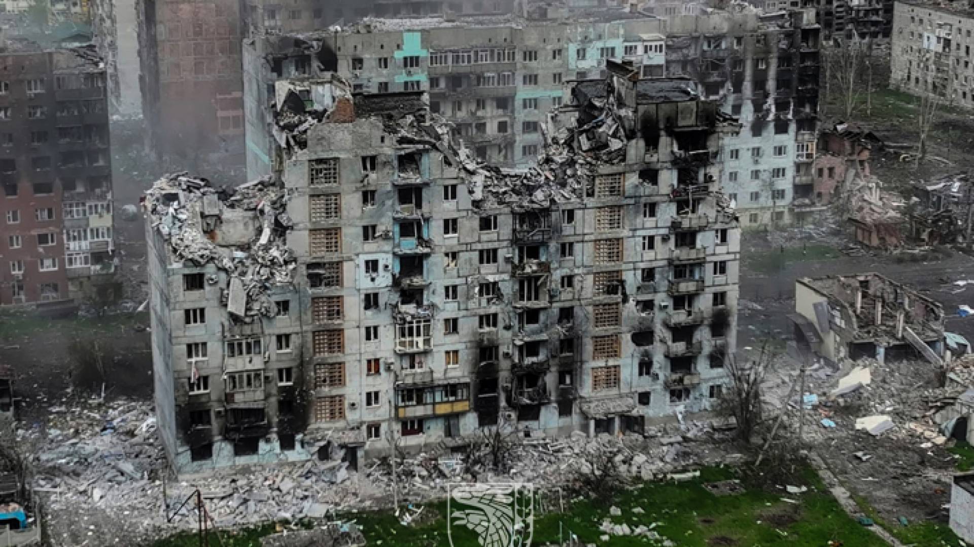 مبنى مدمر في باخموت الأوكرانية