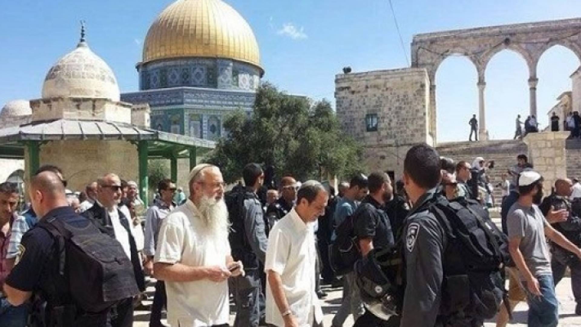 مستوطنون يقتحمون المسجد الأقصى