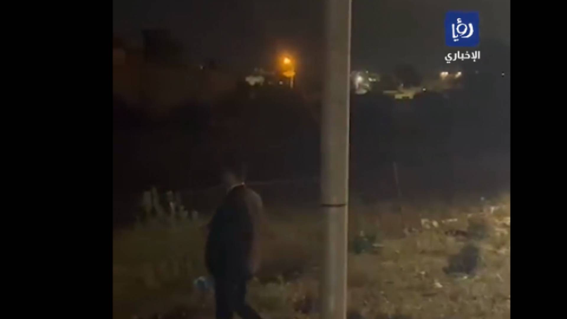 صورة من الفيديو أثناء زيارة "العريس" لقبر والده في الرمثا