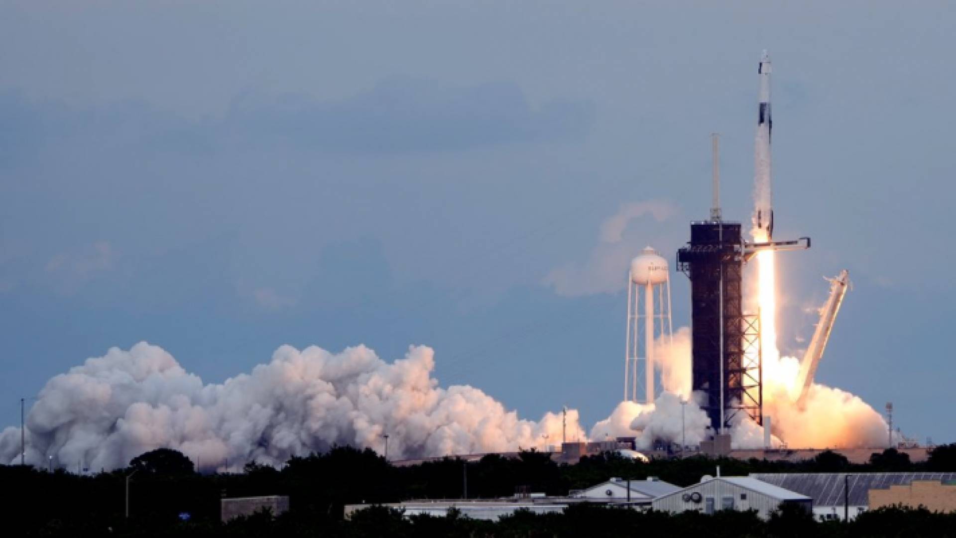 لحظة إطلاق صاروخ "فالكون 9" إلى الفضاء