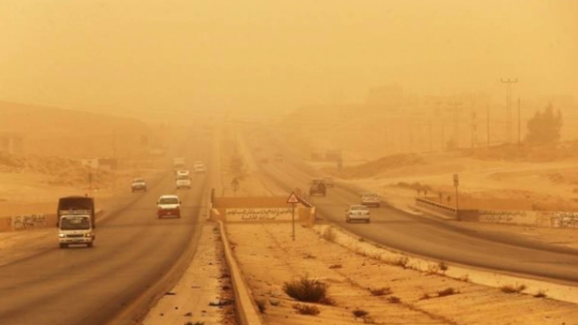 غبار على الطريق الصحراوي