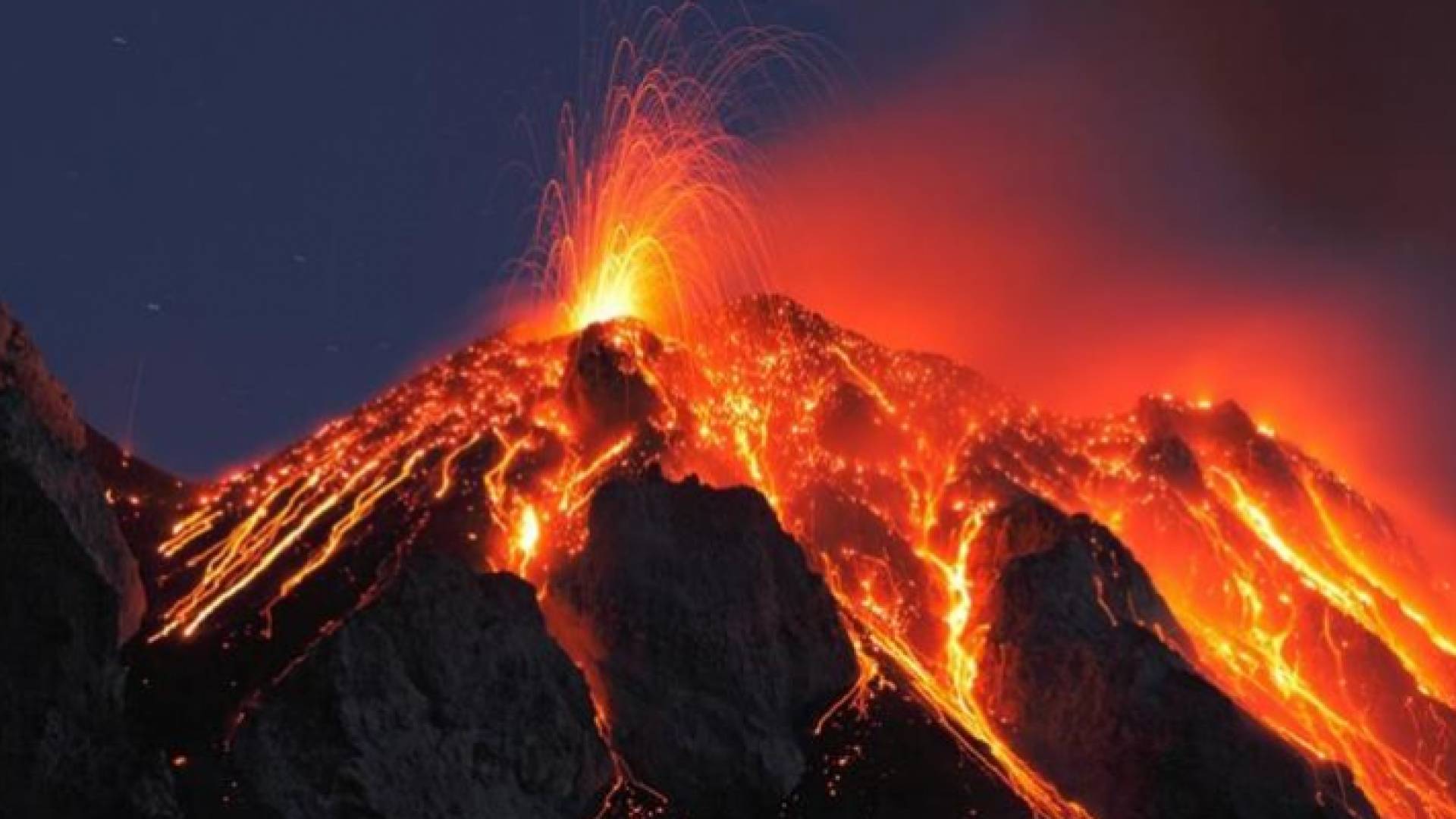 حمم بركانية في جبل إتنا الإيطالي