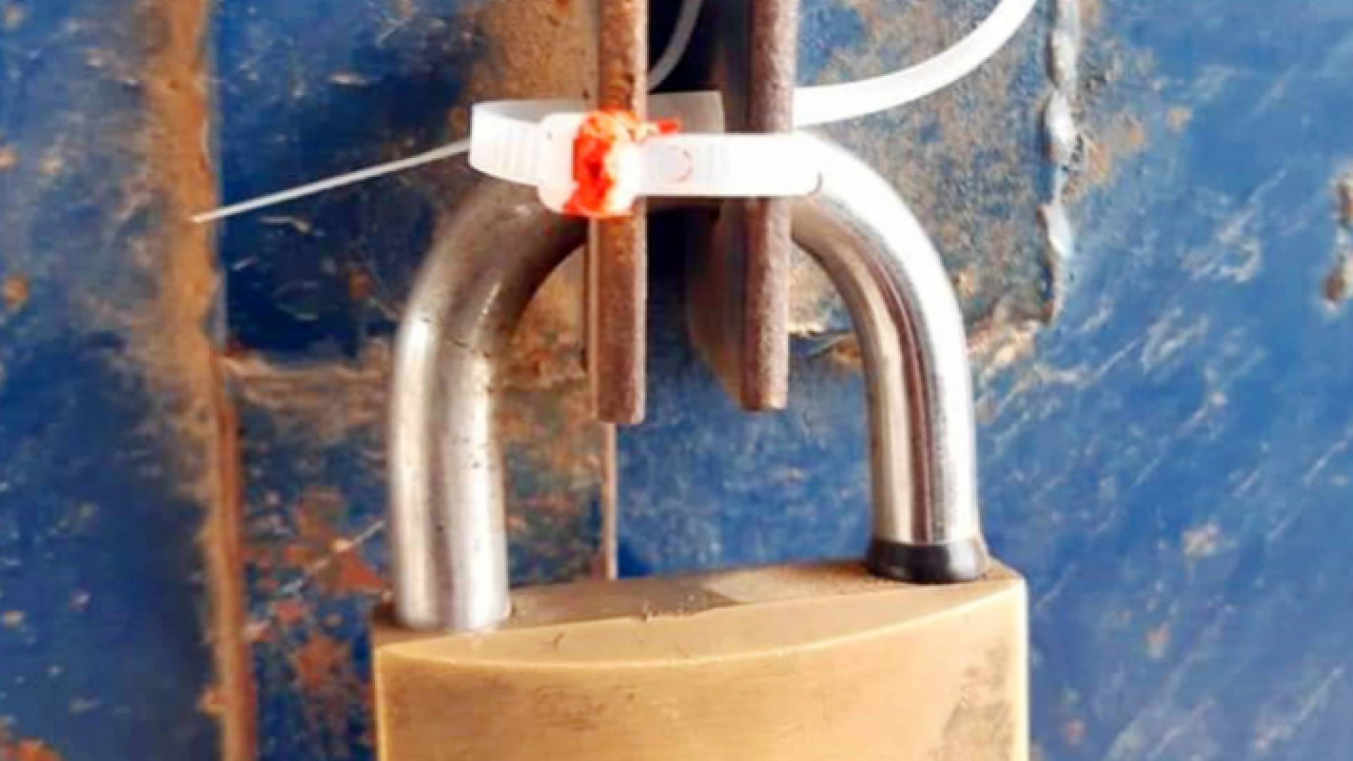 صورة تعبيرية لإغلاق محل تجاري بالشمع الأحمر