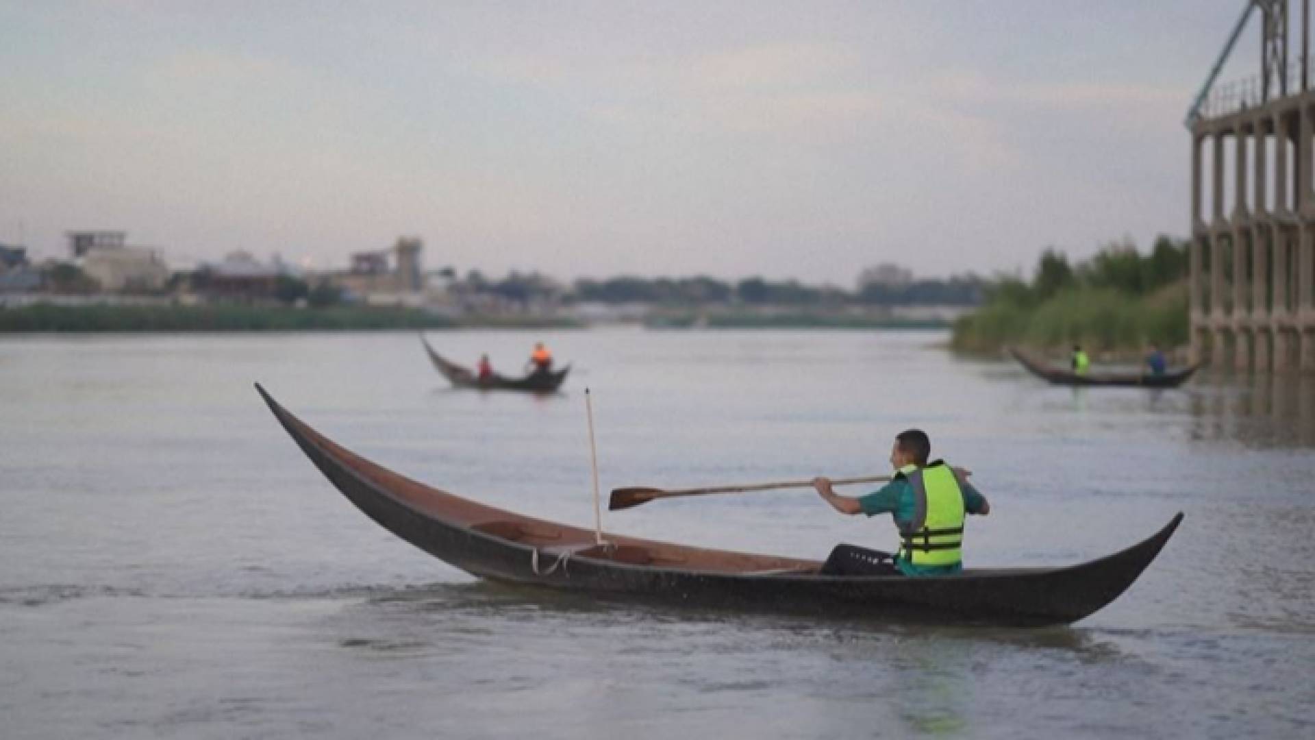 شبان عراقيون يقودون القوارب الخشبية