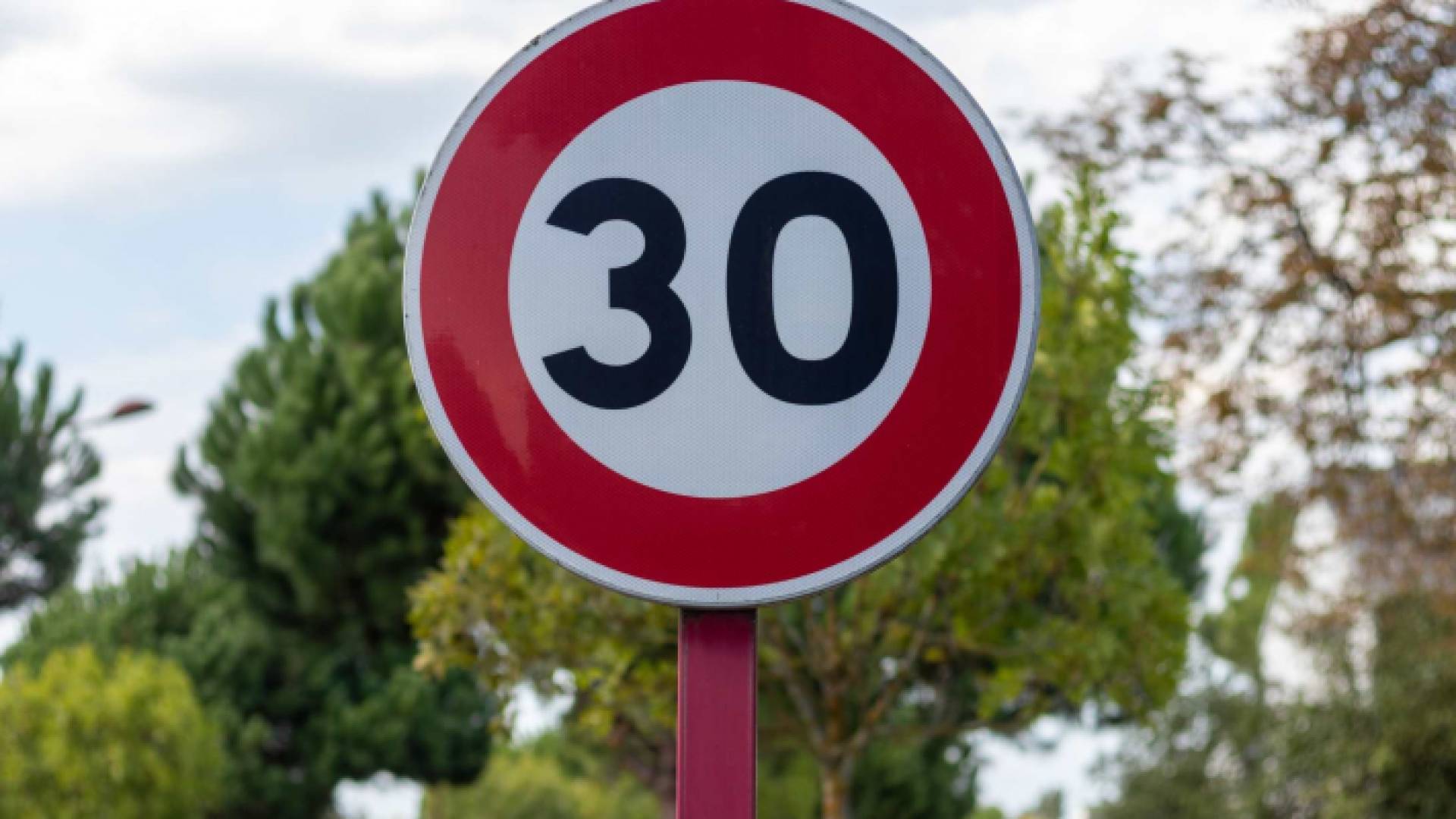 لوحة تحديد السرعة للمركبات