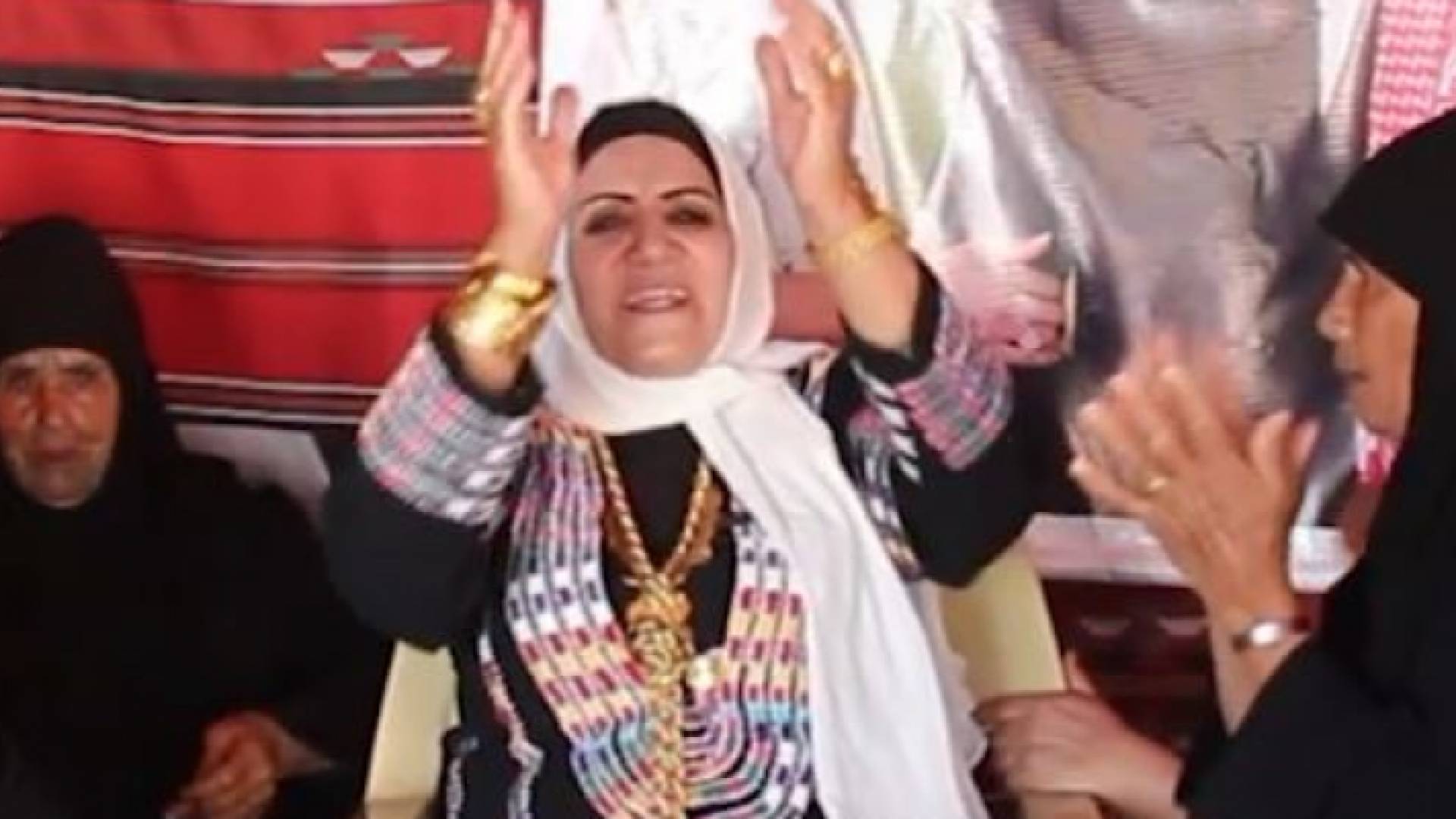 سيدات في المفرق يحتفلن بزفاف ولي العهد