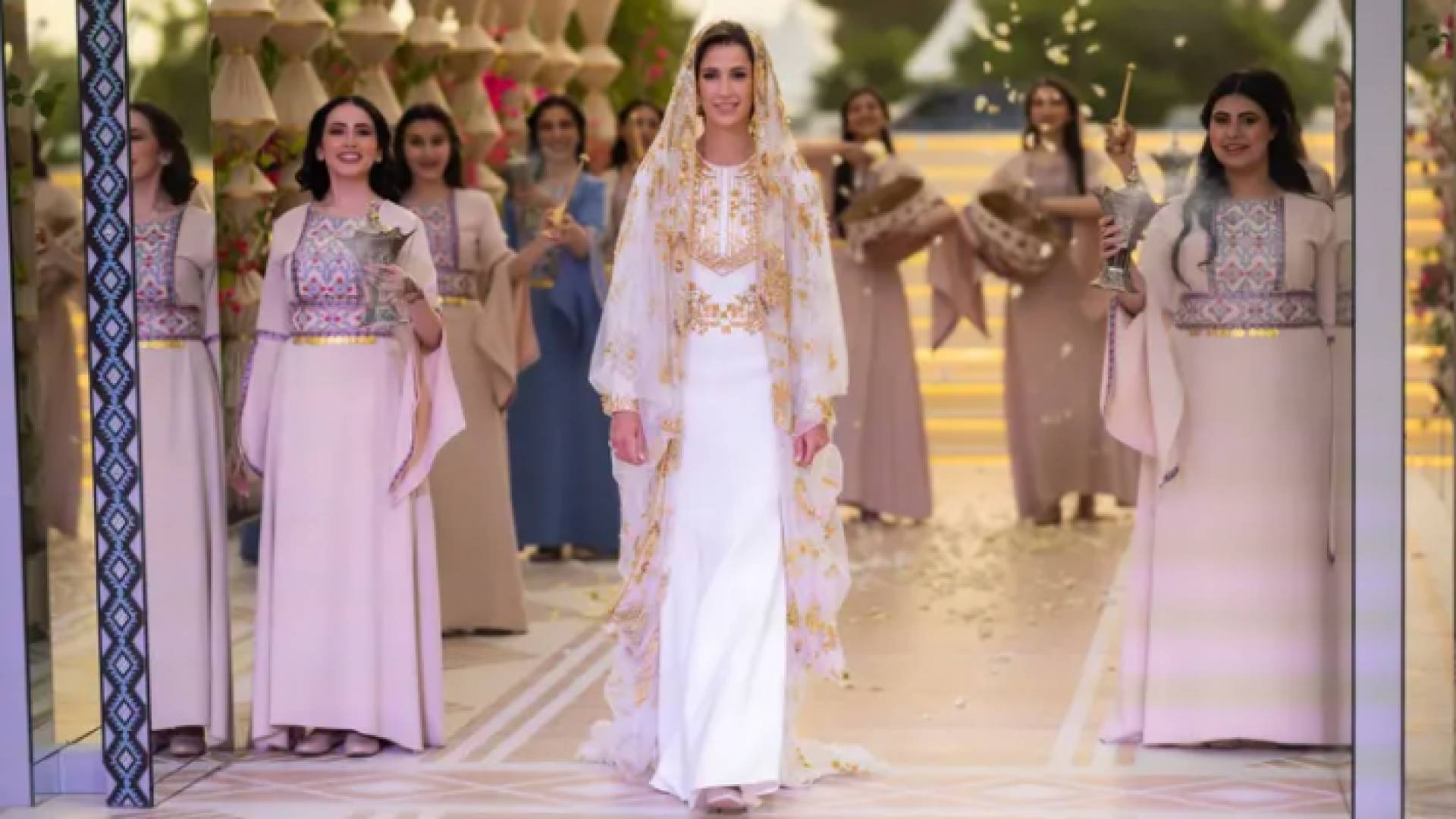 الآنسة رجوة آل سيف