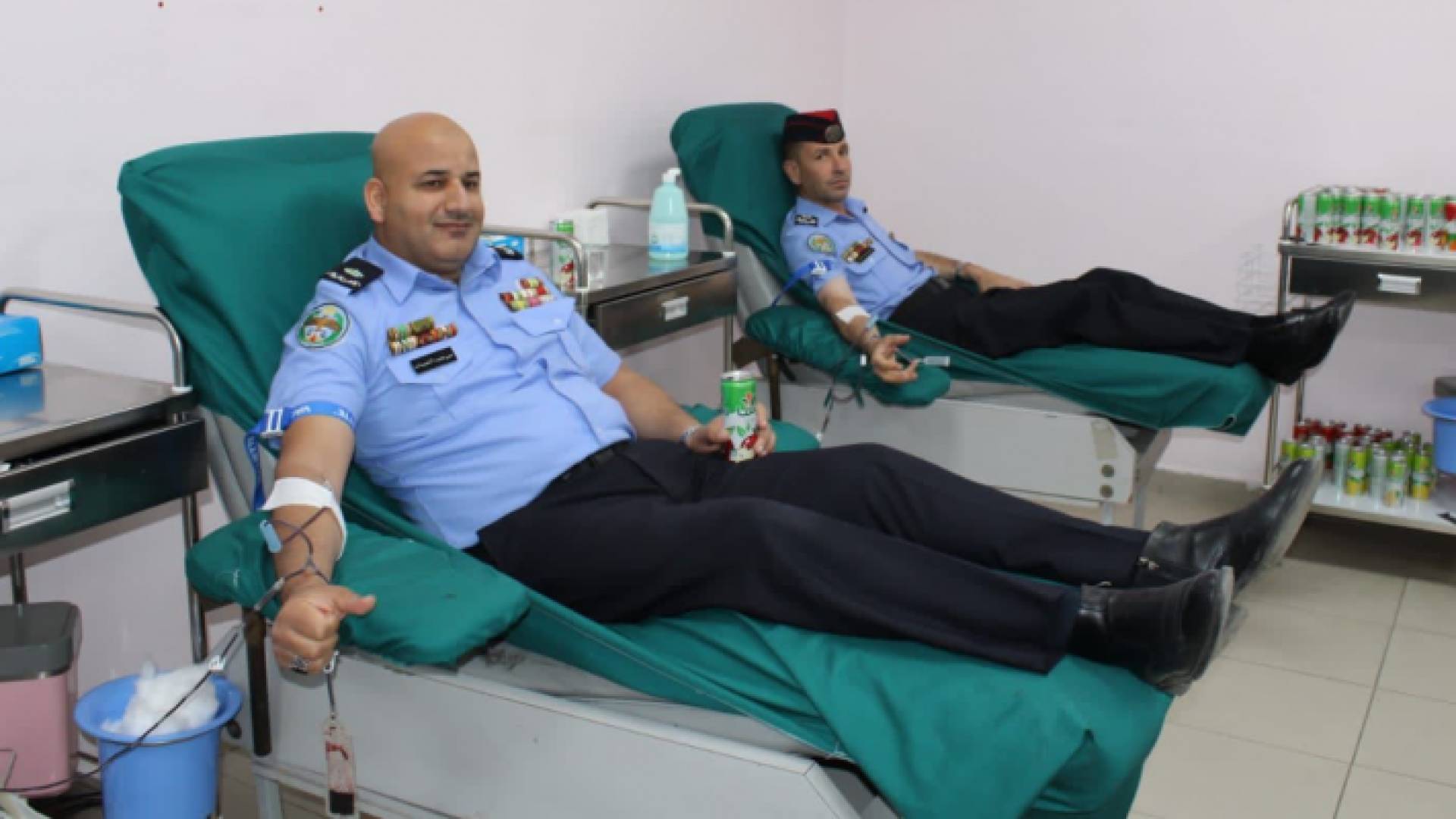 عناصر الأمن العام خلال حملة التبرع بالدم