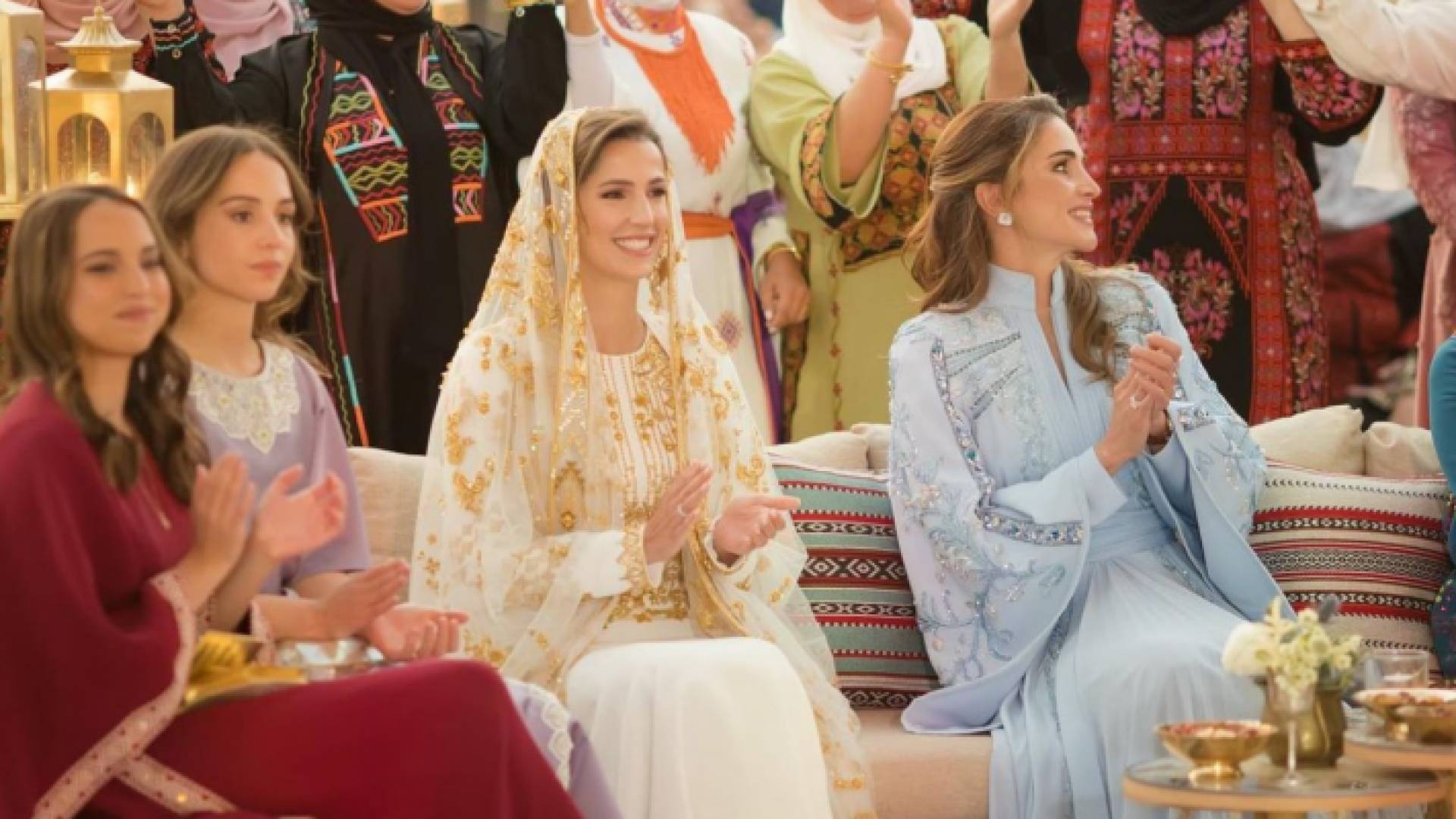 جلالة الملكة رانيا والآنسة رجوة خلال حفل الحناء