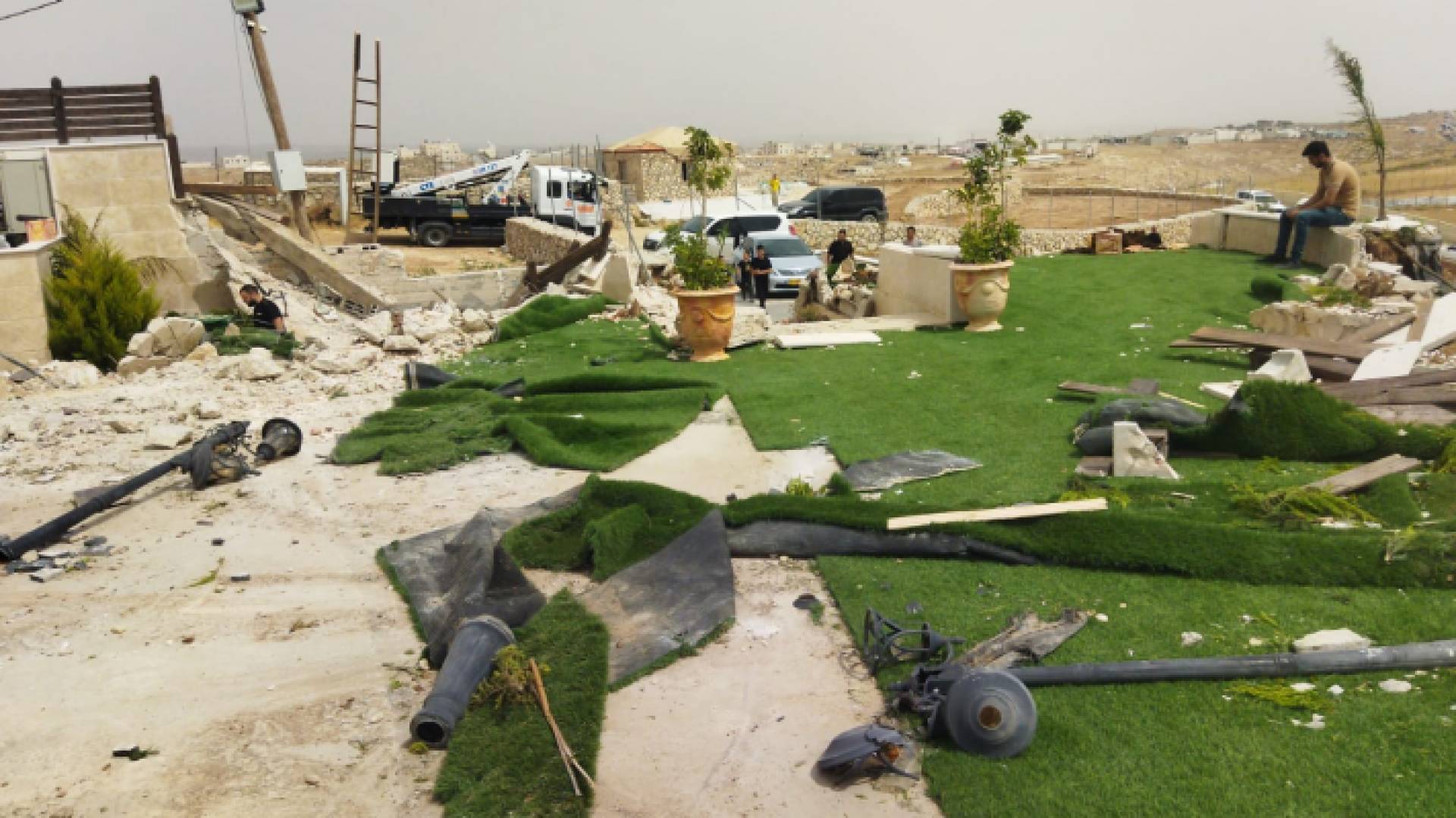 أثار هدم قوات الاحتلال لـ"فيلا" في الخليل