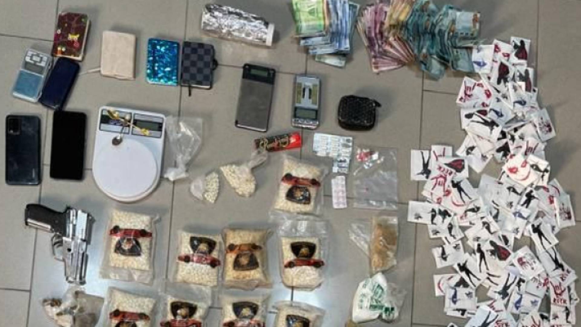 مضبوطات بحوزة تاجري مخدرات