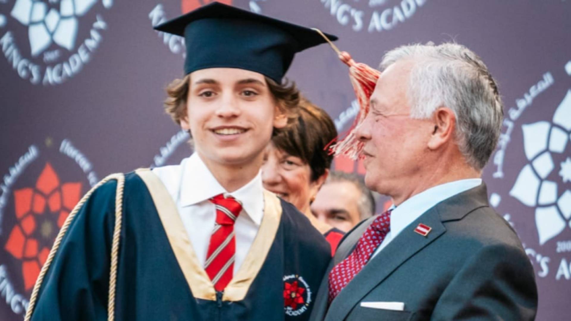 جلالة الملك والأمير هاشم خلال حفل التخرج