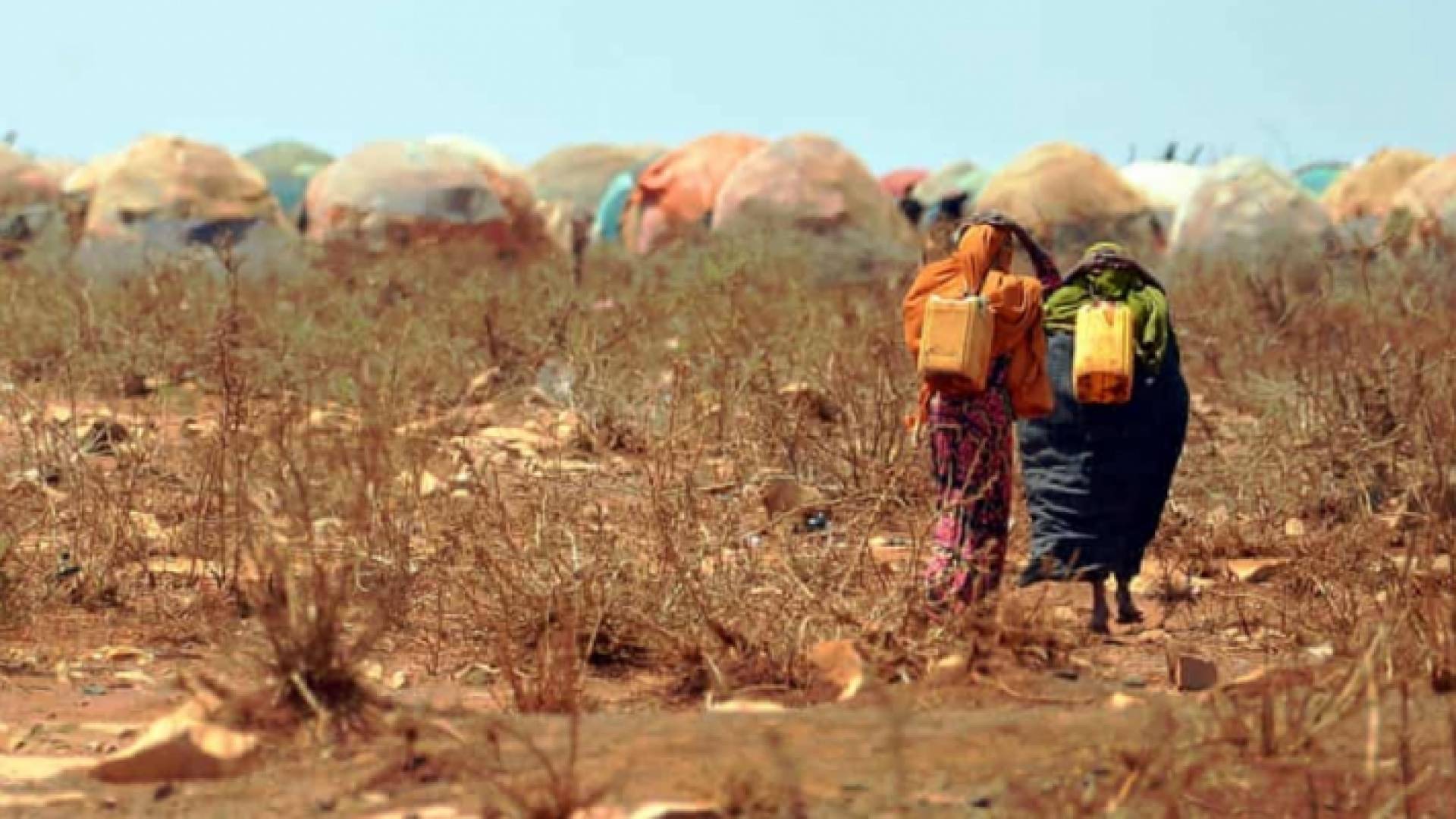 سيدتان صوماليتان تذهبان إلى خيمة النزوح في الصومال