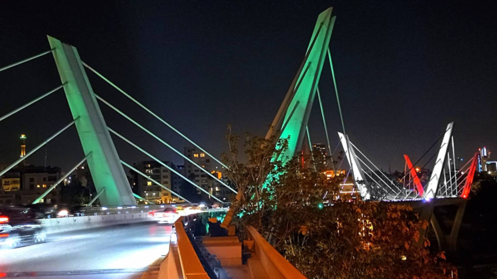 جسر عبدون بألوان العلم الأردني