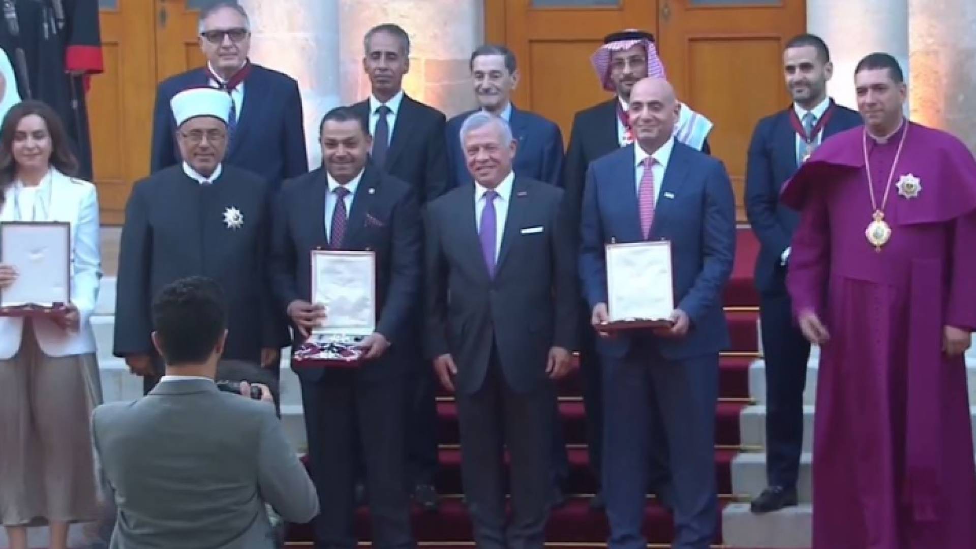 الملك ينعم بأوسمة ملكية على مؤسسات وشخصيات وطنية