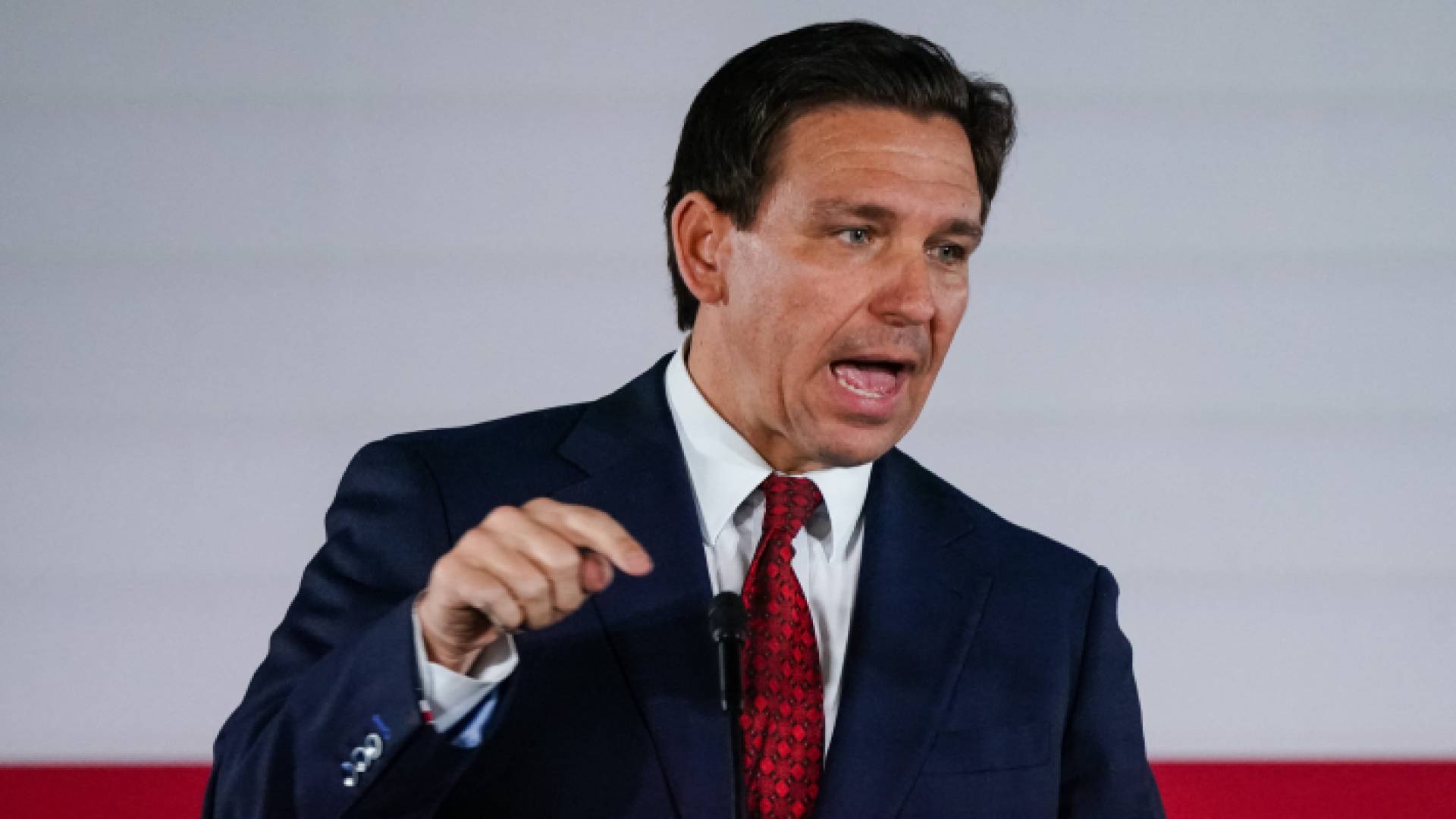 حاكم ولاية فلوريدا الأمريكية "رون ديسانتيس"