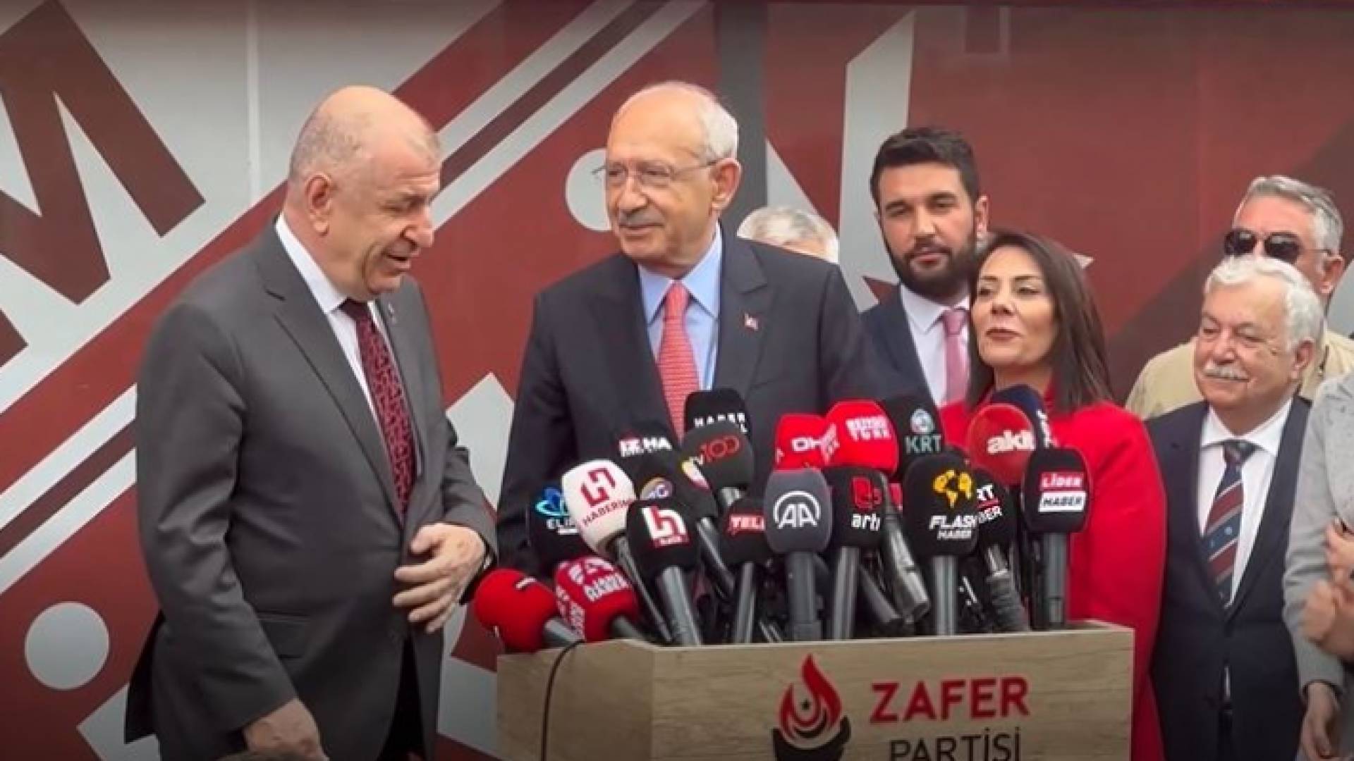 رئيس حزب النصر أوميت أوزداغ وزعيم المعارضة كمال كليجدار أوغلو