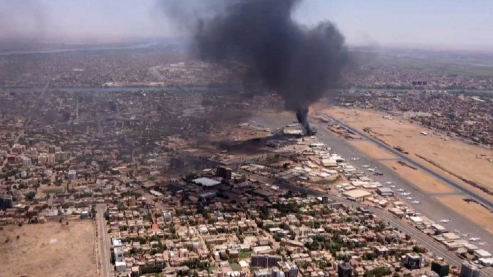 تصاعد أعمدة الدخان جراء الاشتباكات في السودان "أرشيفية"
