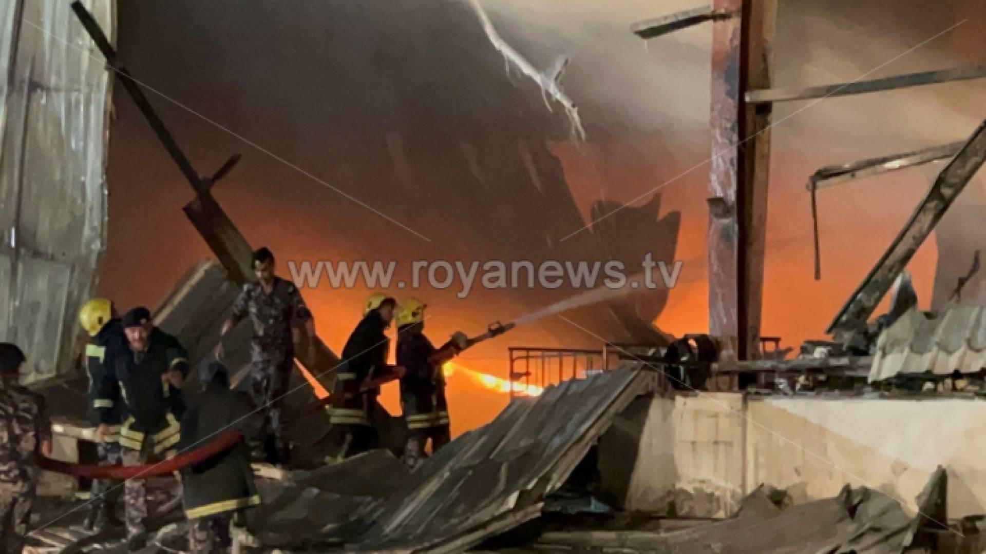 كوادر الدفاع المدني تتعامل مع الحريق