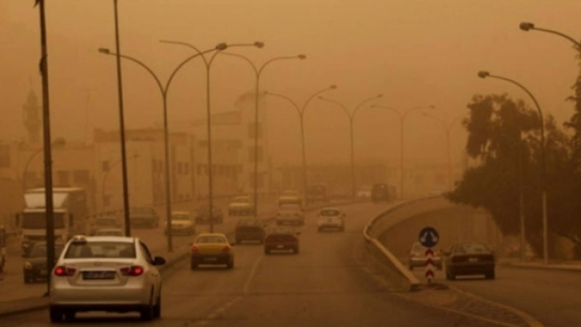 أجواء مغبرة في إحدى المدن الأردنية