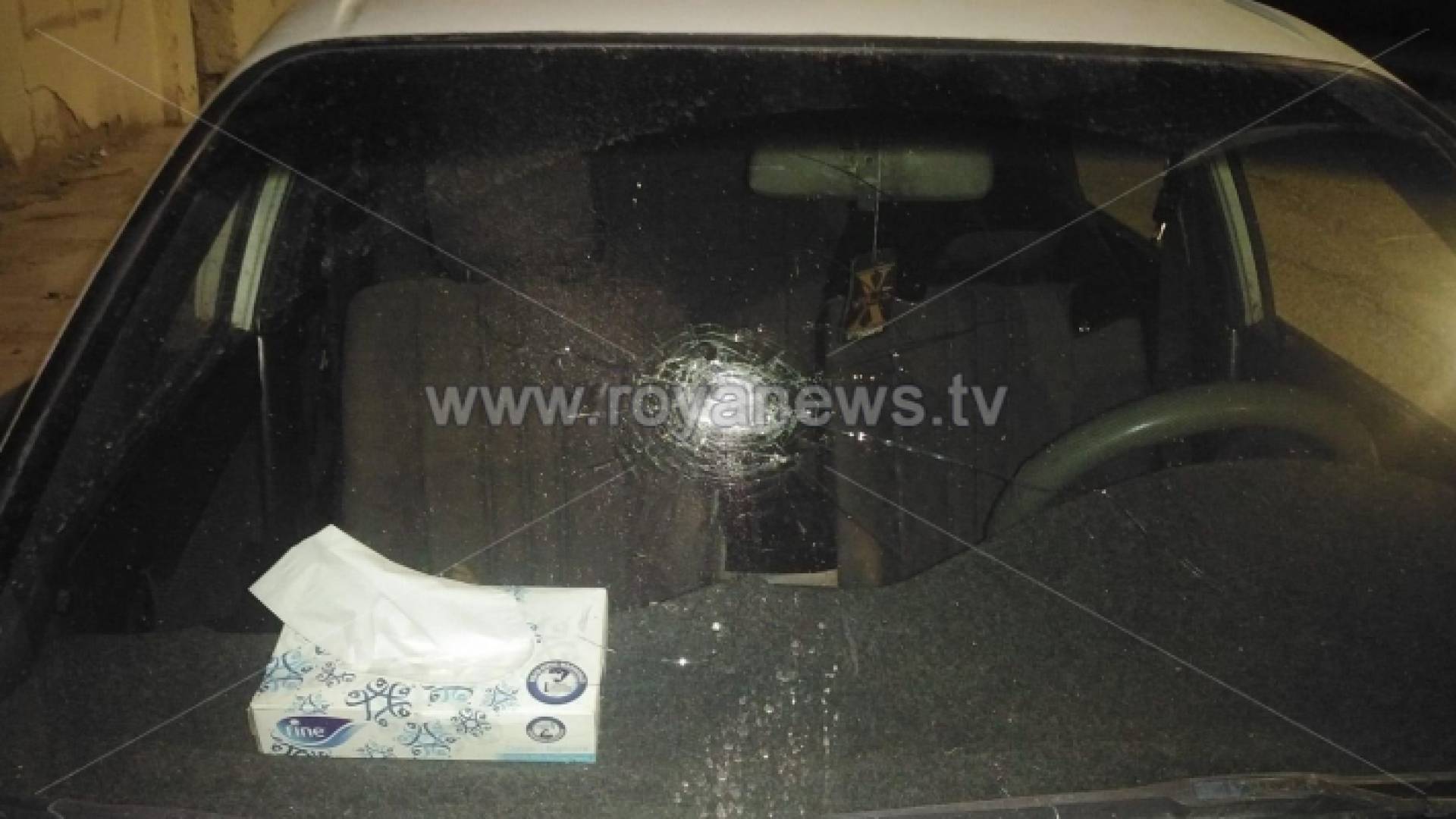 العيار الناري استقر بزجاج المركبة