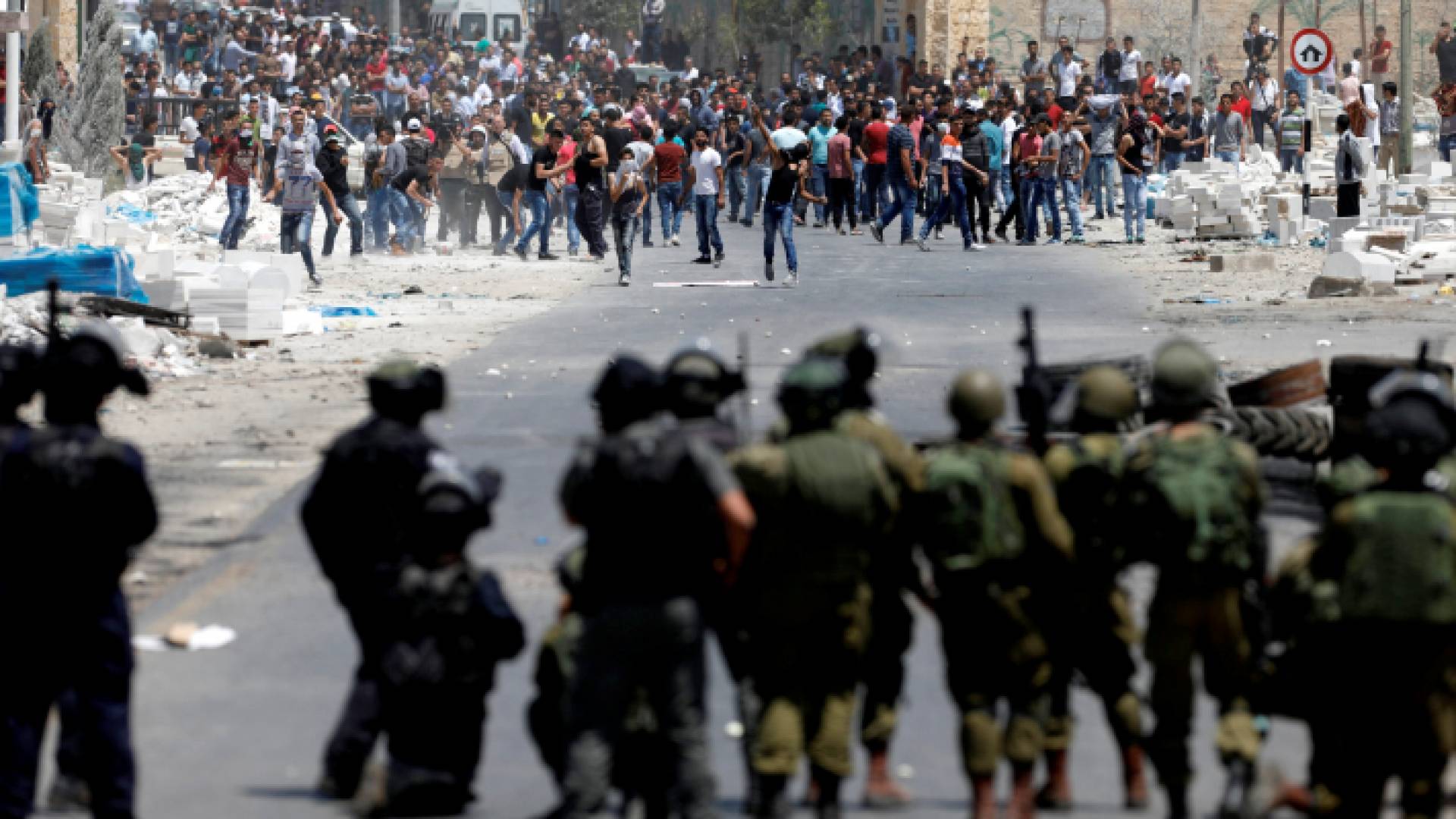 صورة أرشيفية لمواجهات بين فلسطينيين وقوات الاحتلال الإسرائيلي