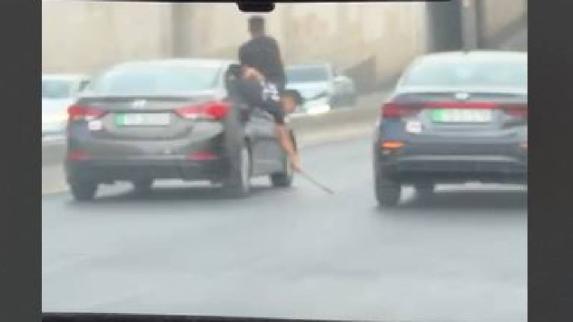 شخص يخرج كامل جسمه من مركبة