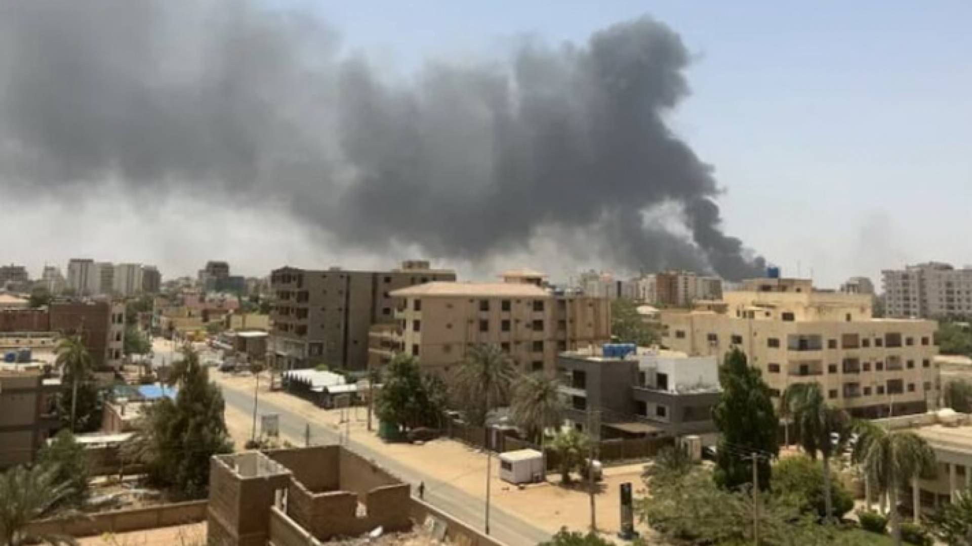 تصاعد أعمدة الدخان في السودان