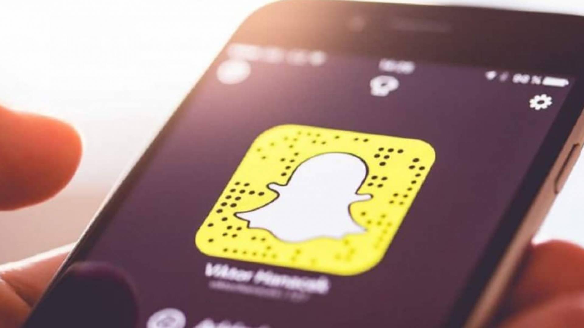 شخص يتابع منصة "سناب شات"