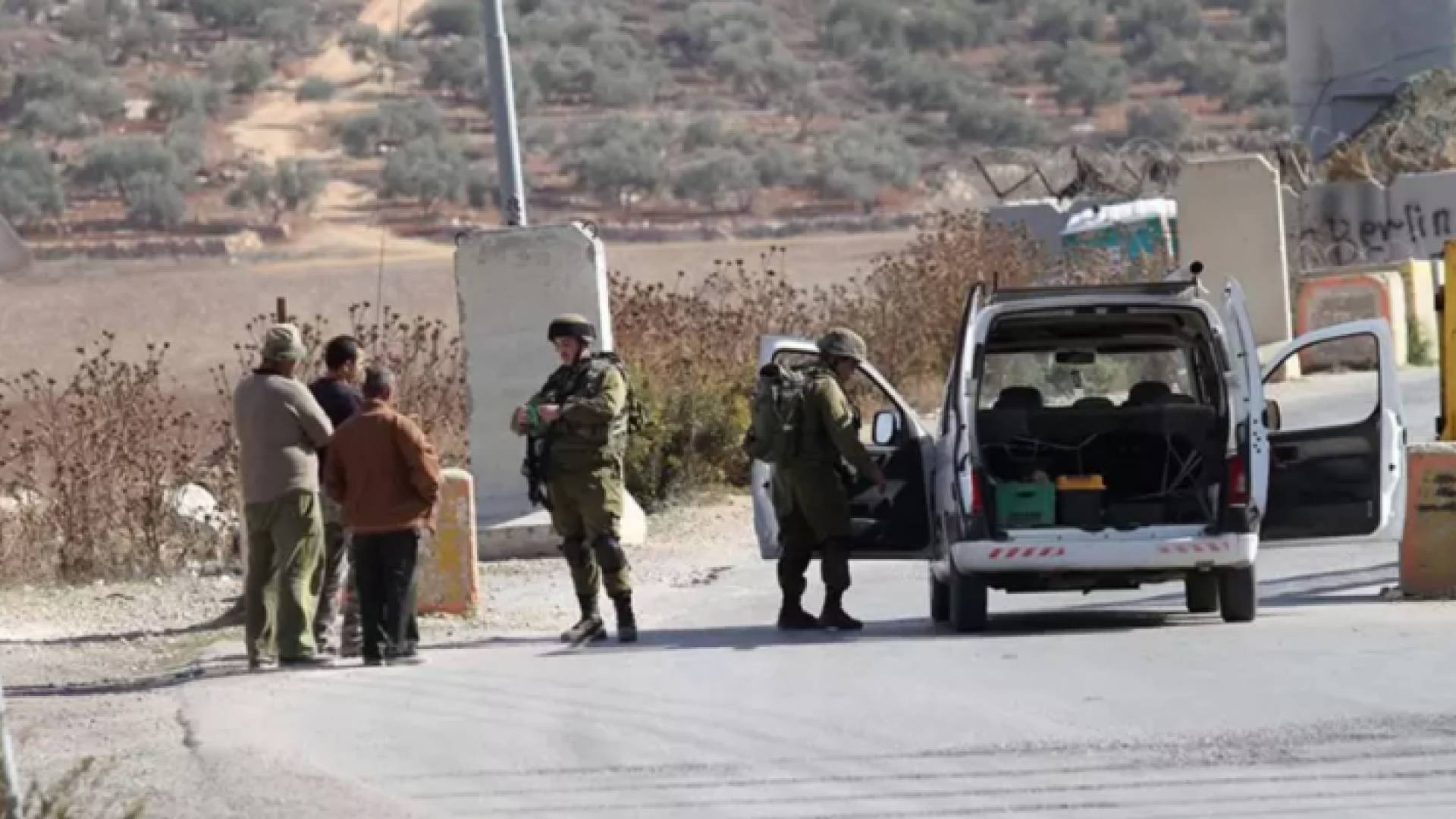 قوات الاحتلال تغلق مداخل قرية فلسطينية "أرشيفية"