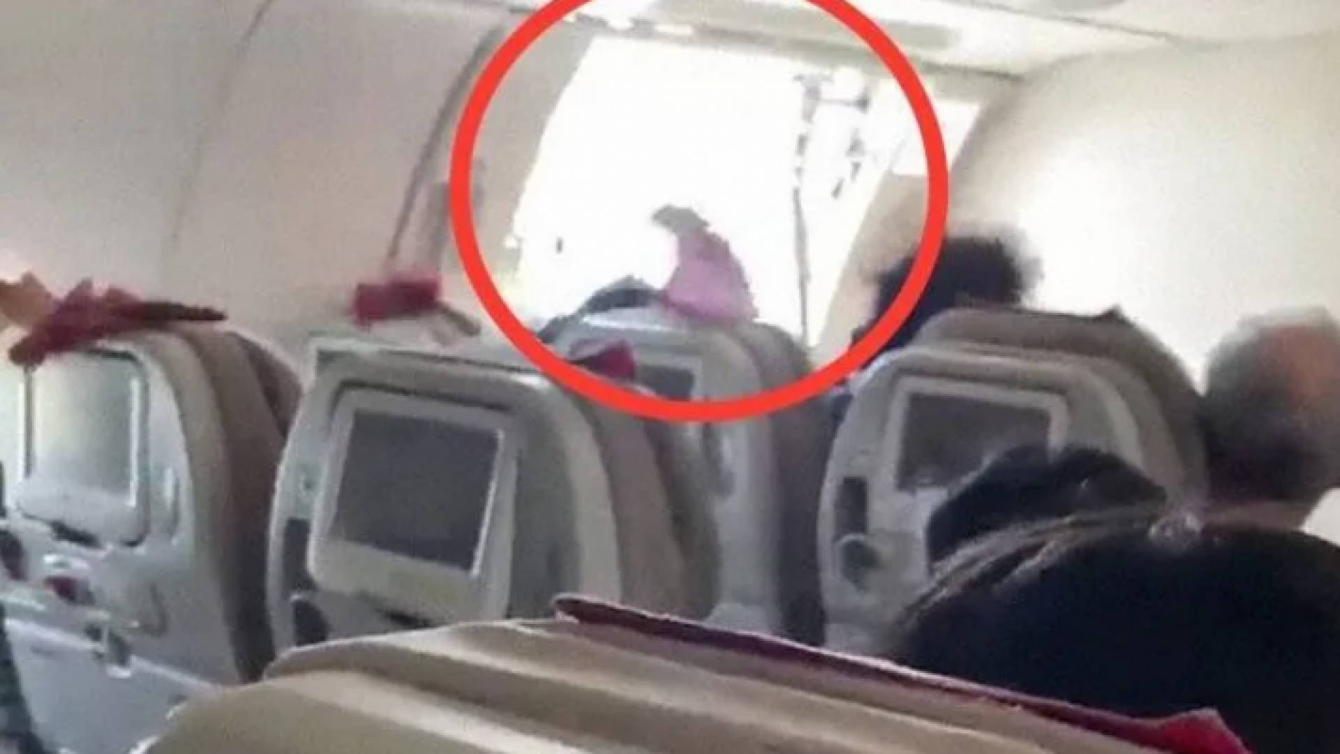 صورة من الفيديو أثناء فتح باب الطائرة