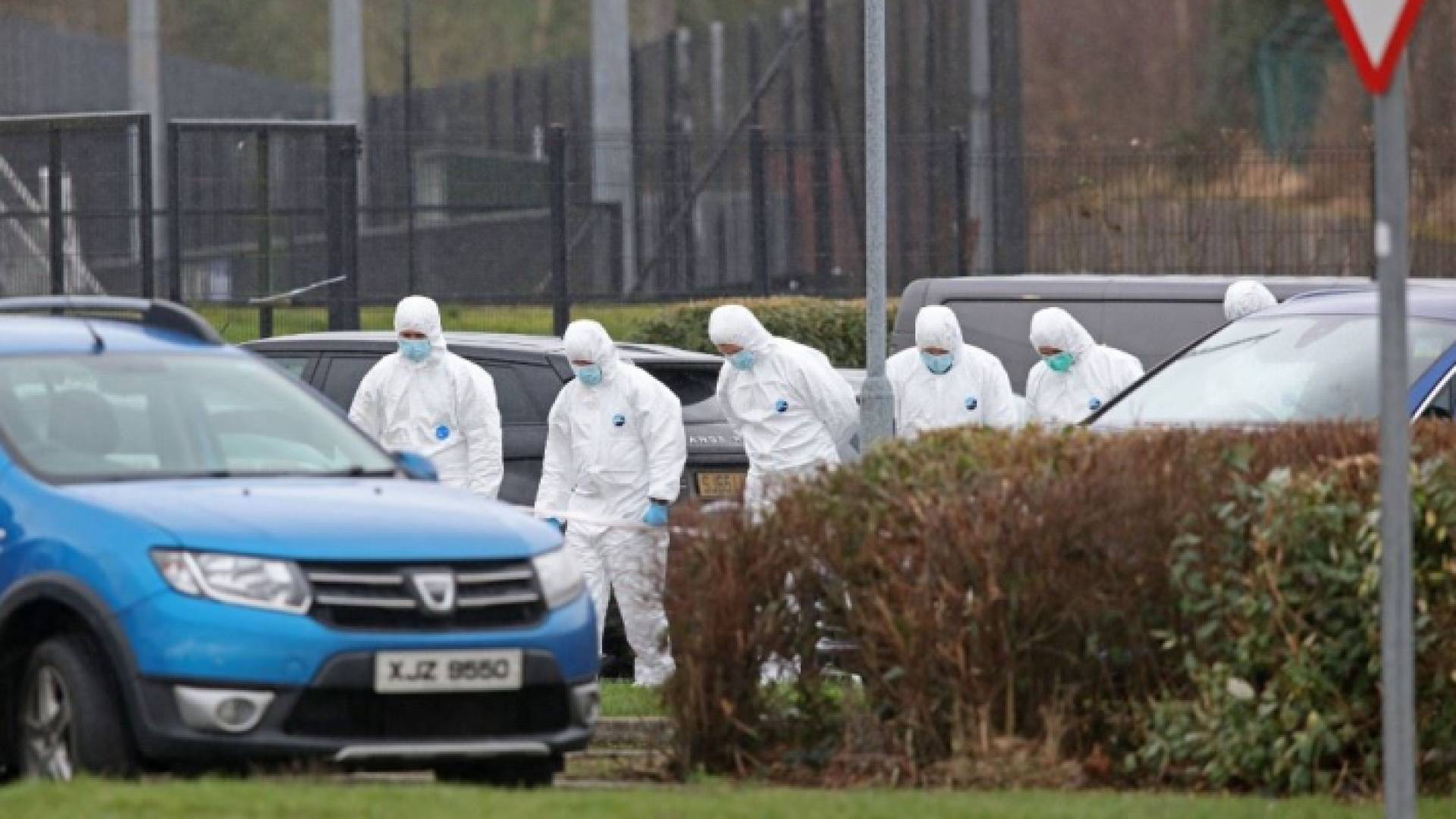 عناصر من الطب الشرعي في موقع إطلاق النار