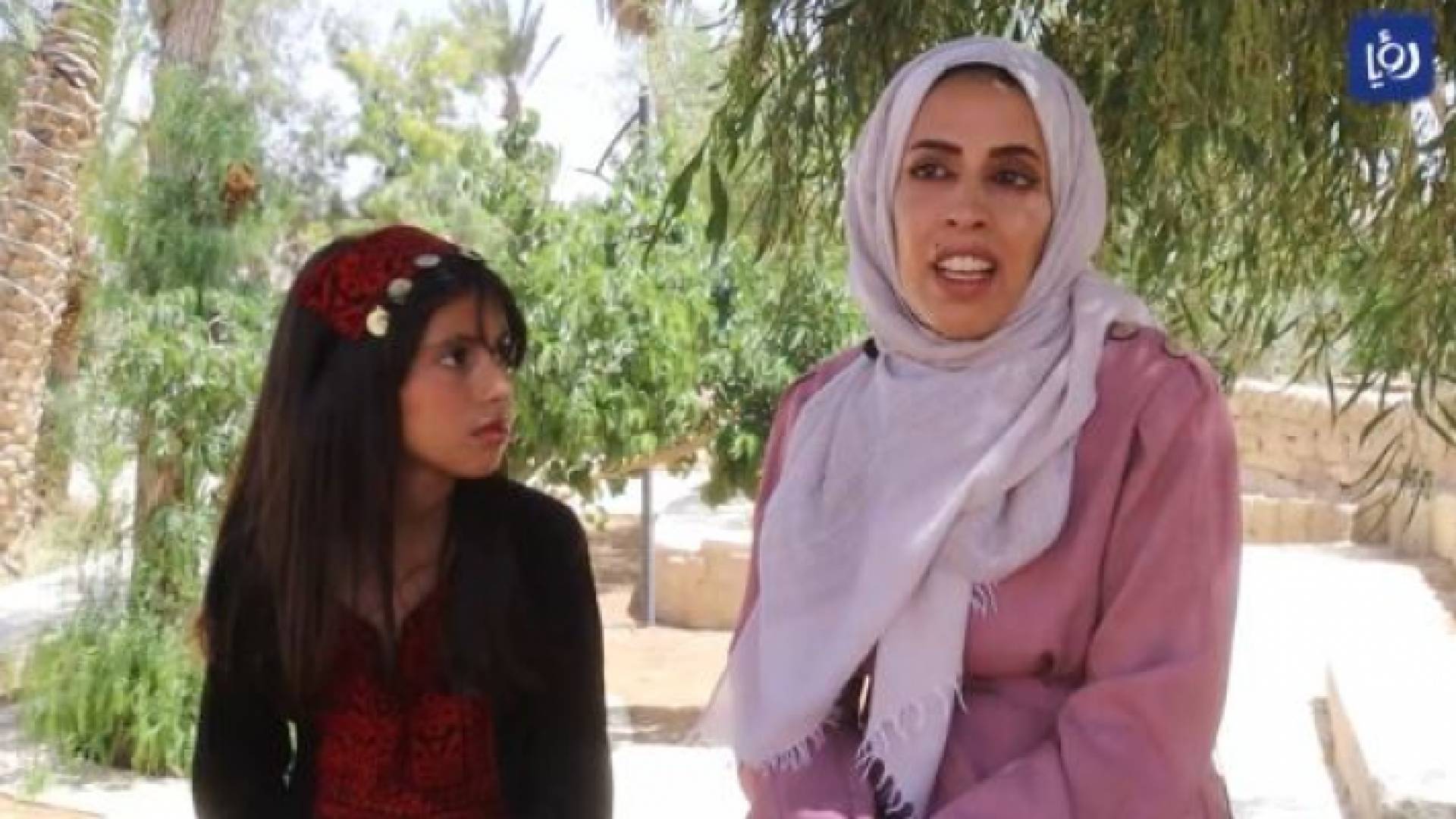 الطفلة لارا ووالدتها