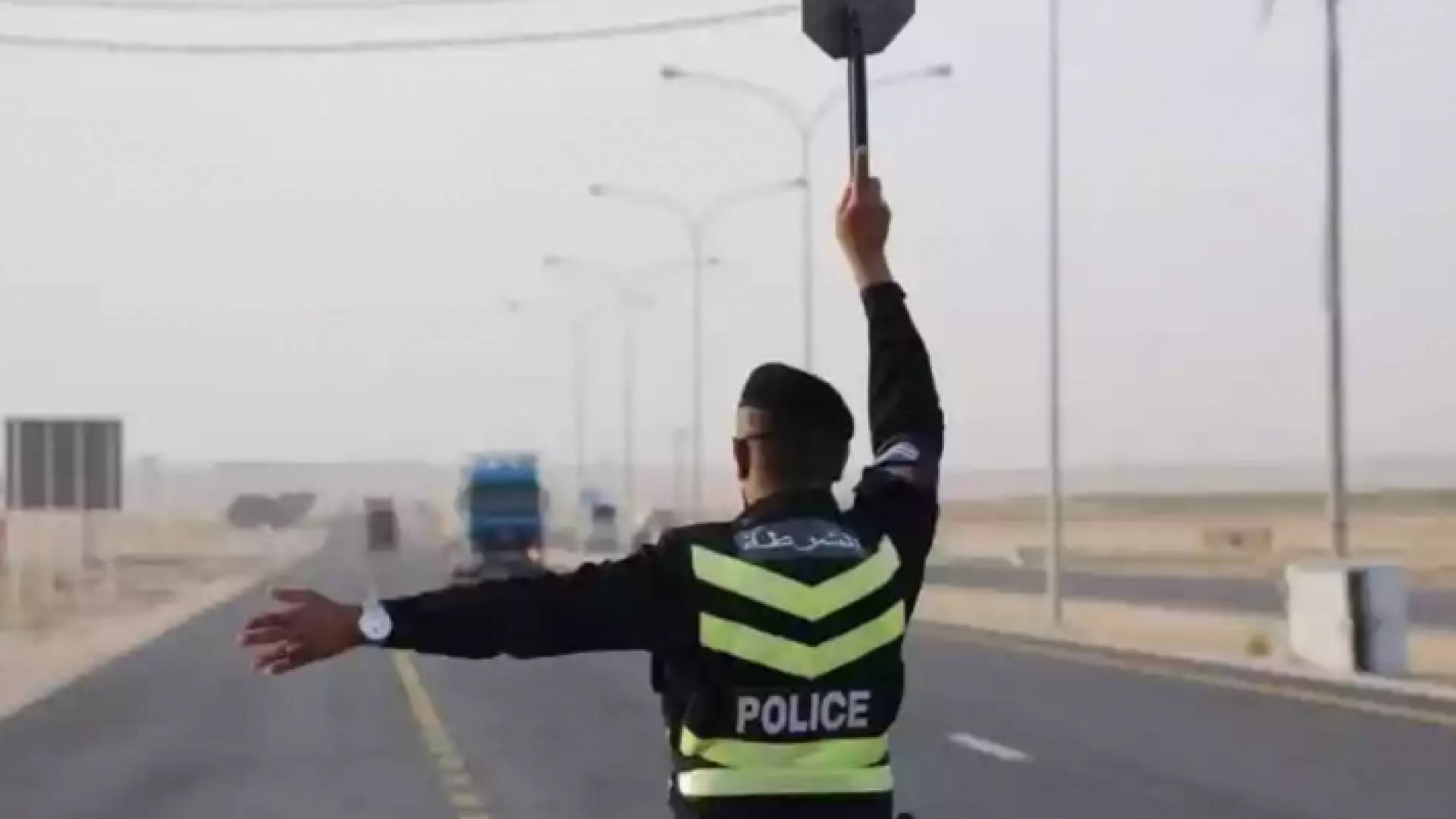 شرطي سير يطلب من سائق مركبة التوقف