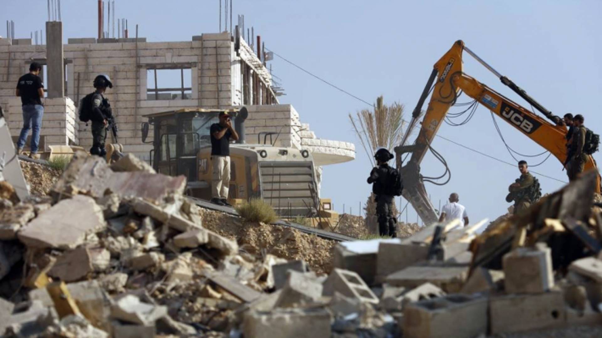 آليات الاحتلال أثناء هدم منازل للفلسطينيين