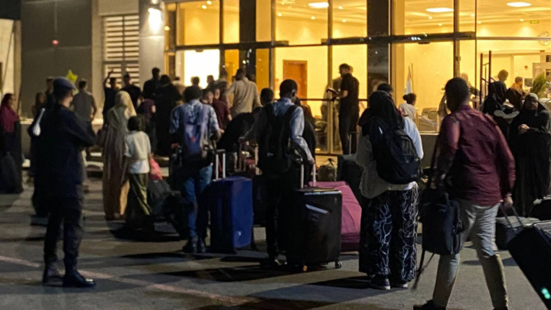 لحظة وصول الطائرة