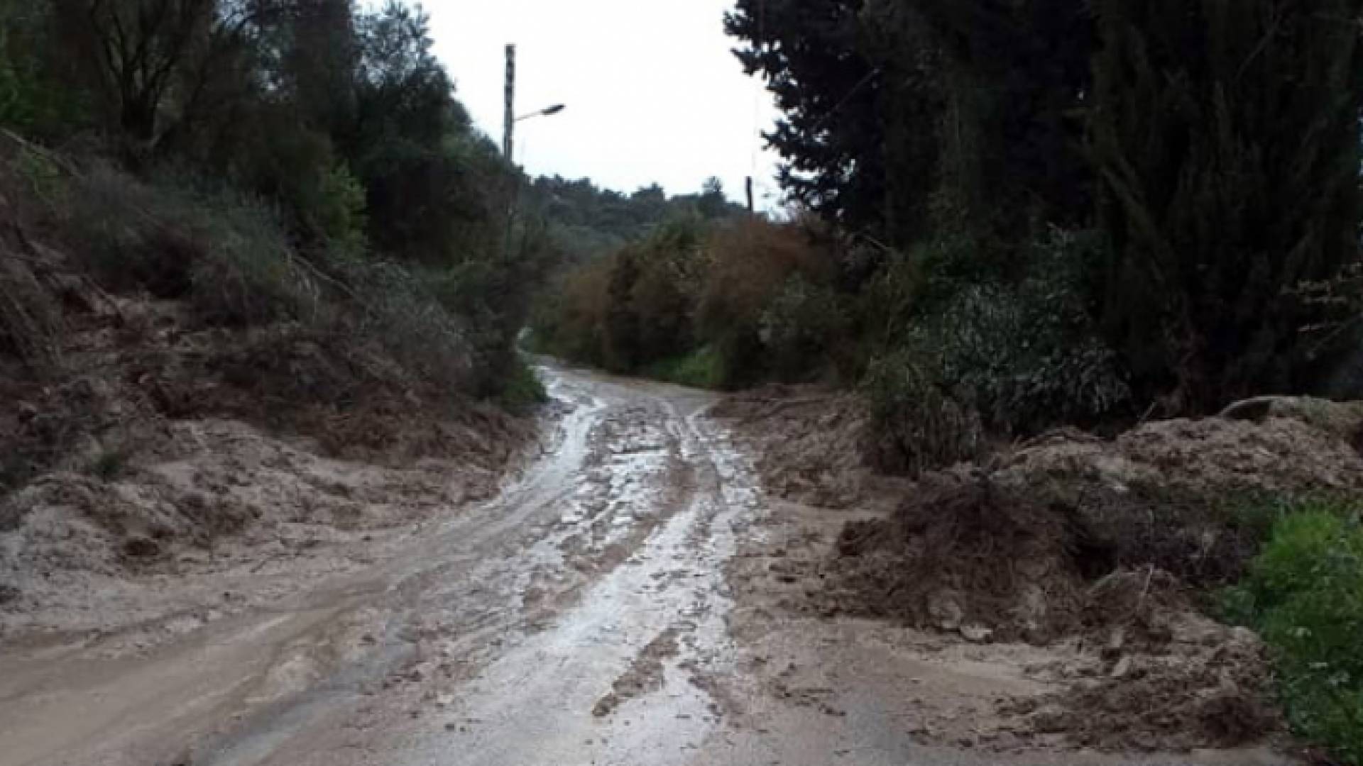 انهيارات ترابية وتجمع مياه الأمطار في الزرقاء