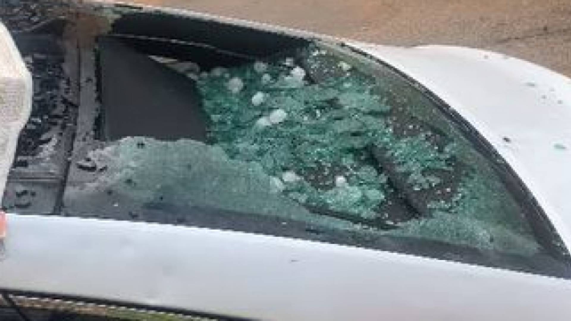 زجاج مركبة محطم جراء غزارة البرد في عمان